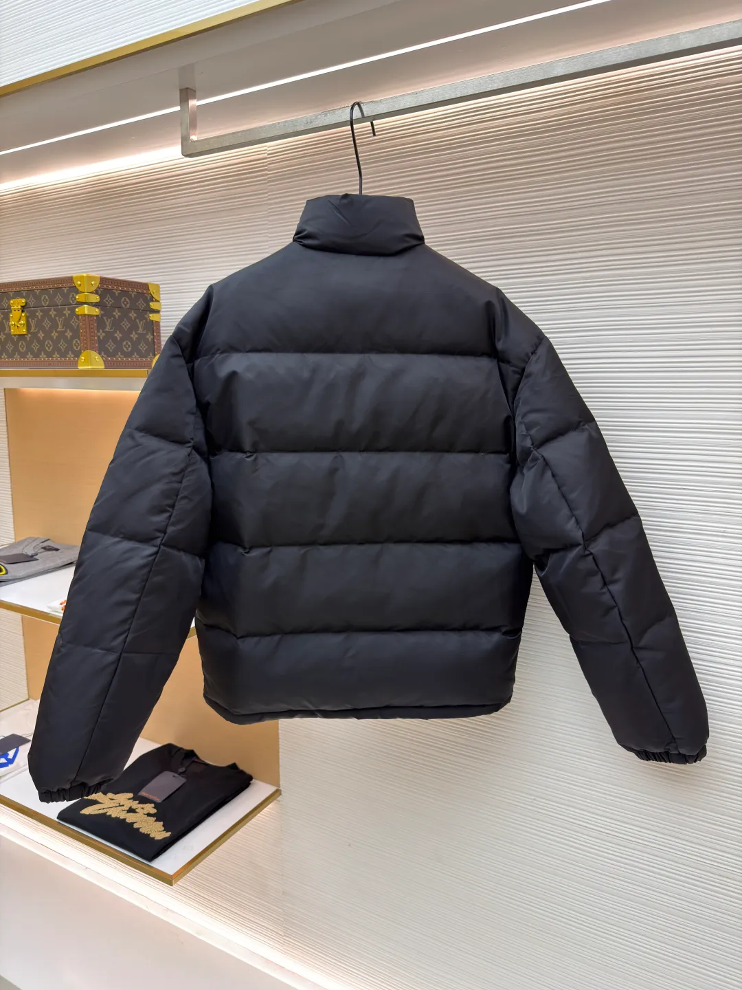 Prada nylon triangle down jacket ●Original version: Purchased and developed by 13557 ●Item number: 1681282-C95 ●Fabric: white duck down fabric ●Technology: mechanical down filling ●Color: black ●Version: fitted version ●Weight: about 1025 grams ●Size: S-M-L-XL ●Description: Made of high-count and high-density nylon woven fabric, it is a lightweight, strong and fine-textured advanced fabric. Its physical complexity lies in the fact that while achieving extreme lightweight, it provides excellent tear resistance and abrasion resistance through a dense fabric structure, solving the industry problem of light weight and durability that are often contradictory. Waterproof coating: This is not a simple film, but a microscopic functional polymer layer coated on the surface of the fabric after it is woven. Its complexity is reflected in its chemical properties: it can effectively reduce the surface tension of the fabric, making it impossible for water droplets to penetrate its fiber gaps, thereby forming a lotus leaf effect and achieving efficient waterproofing. At the same time, this coating usually has a certain degree of breathability, allowing moisture emitted by the body to escape and maintaining a comfortable internal microclimate. This is a precise balancing technology. The laser-burned triangle mark on the chest is the pinnacle of the complexity of the entire garment's craftsmanship. Laser burning is a non-contact precision processing technology. Using a laser beam of specific wavelength and energy, the fibers on the surface of the fabric are vaporized according to a preset digital path. The laser can accurately "carve" every detail of the logo without damaging the underlying fabric structure, with clear and sharp edges and a unique, slightly burning matte texture. This is completely different from traditional embroidery or offset printing. It is integrated with the fabric itself and cannot be peeled off. It also requires extremely high stability in process control - if the energy is slightly weaker, the pattern will be unclear, and if the energy is slightly stronger, it may penetrate the fabric. The core is filled with 90% pure white duck down. "90% pure white duck down" is an indicator that has been strictly sorted. The thermal insulation principle of down is that its three-dimensional velvet can hold a large amount of still air and form an efficient thermal insulation layer. To sum up, every part of this down jacket goes beyond basic functions and embodies full-link innovation and quality control from raw material selection, textile engineering, chemical processing to digital finishing. The overall wiring is straight and delicate, the fabric is comfortable and soft, and the color is consistent without color difference. It can be matched with the same style to create a fashionable look and control various occasions. Customized accessories, complete with three standards, same style for men and women!