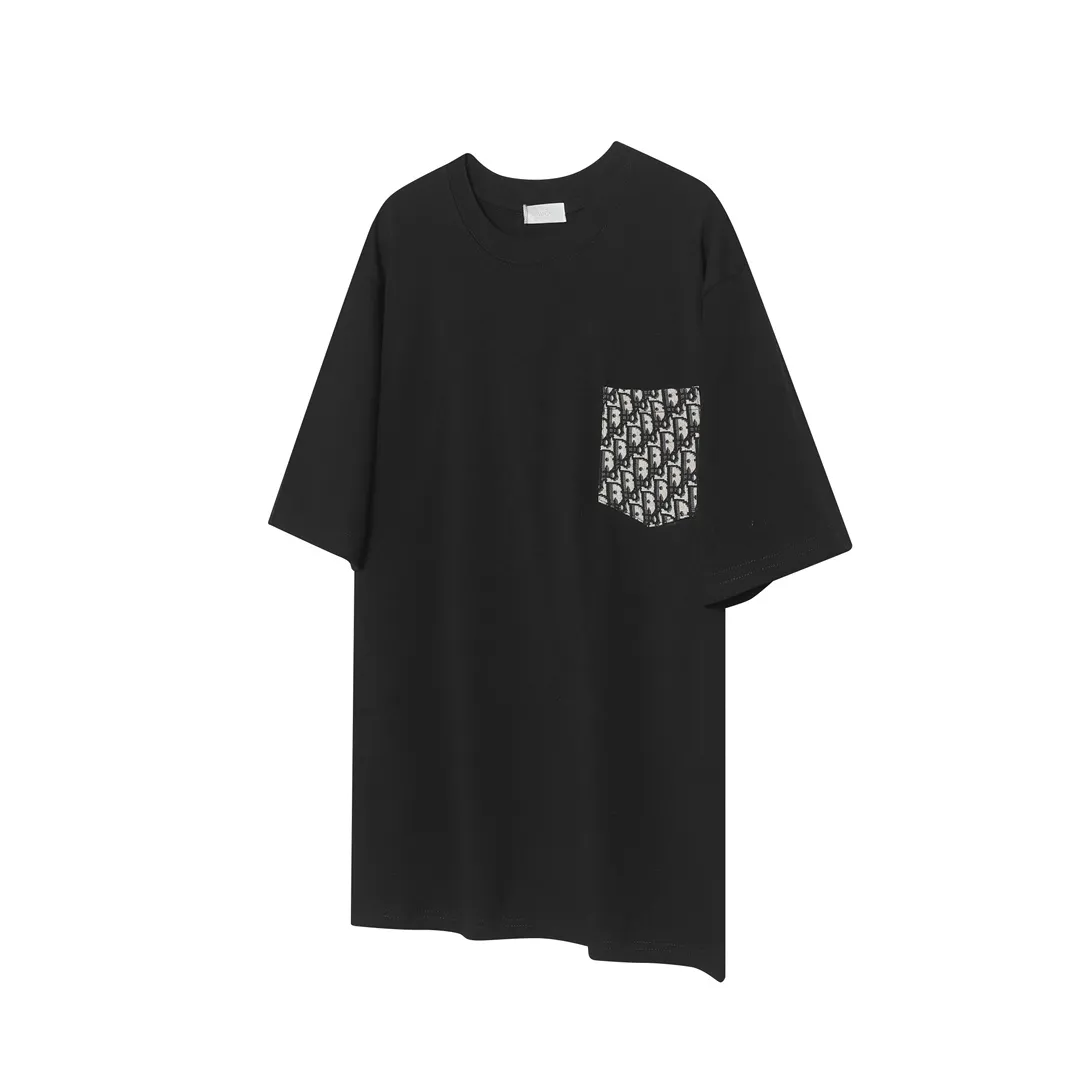 🅿️190 "D18" Dior/Dior 25ss patch-all-over printed pocket short-sleeved T-shirt, 280 heavyweight pure cotton fabric, made of specific heavyweight 32S fine cotton jersey fabric, 280g weight; with 32s+70D drawbar thread, 280g:95/fine cotton*5% spandex double yarn rib. The worsted cotton material is light, thin and breathable, with a strong cotton feel on the hand and strong breathability and moisture absorption; the threads are woven into combed cotton fabric using a blending process, making the fabric very soft to the touch. The worsted cotton material is light, thin and breathable, has a strong cotton feel on the hand, is breathable and hygroscopic; it is not easy to wrinkle and does not require special care. 32-needle high-end textile imported from the rib, 70D ultra-fine elastic stitching, nearly non-feeling stitching, comfortable and fit the body shape.  Size: xs s m l Color: black white