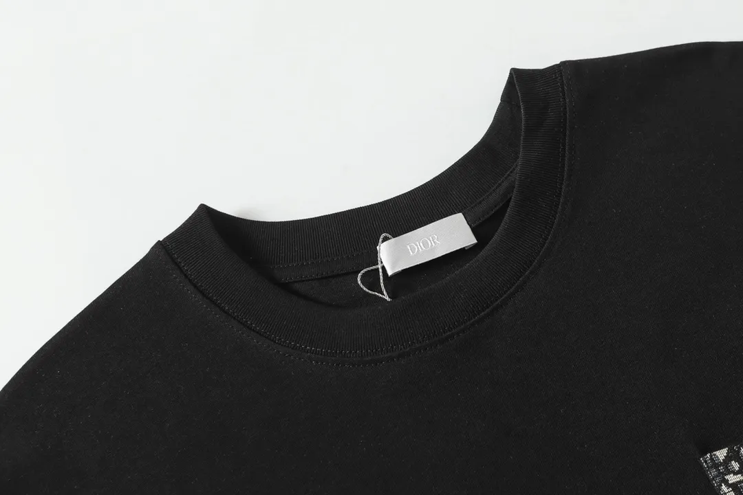 🅿️190 "D18" Dior/Dior 25ss patch-all-over printed pocket short-sleeved T-shirt, 280 heavyweight pure cotton fabric, made of specific heavyweight 32S fine cotton jersey fabric, 280g weight; with 32s+70D drawbar thread, 280g:95/fine cotton*5% spandex double yarn rib. The worsted cotton material is light, thin and breathable, with a strong cotton feel on the hand and strong breathability and moisture absorption; the threads are woven into combed cotton fabric using a blending process, making the fabric very soft to the touch. The worsted cotton material is light, thin and breathable, has a strong cotton feel on the hand, is breathable and hygroscopic; it is not easy to wrinkle and does not require special care. 32-needle high-end textile imported from the rib, 70D ultra-fine elastic stitching, nearly non-feeling stitching, comfortable and fit the body shape.  Size: xs s m l Color: black white