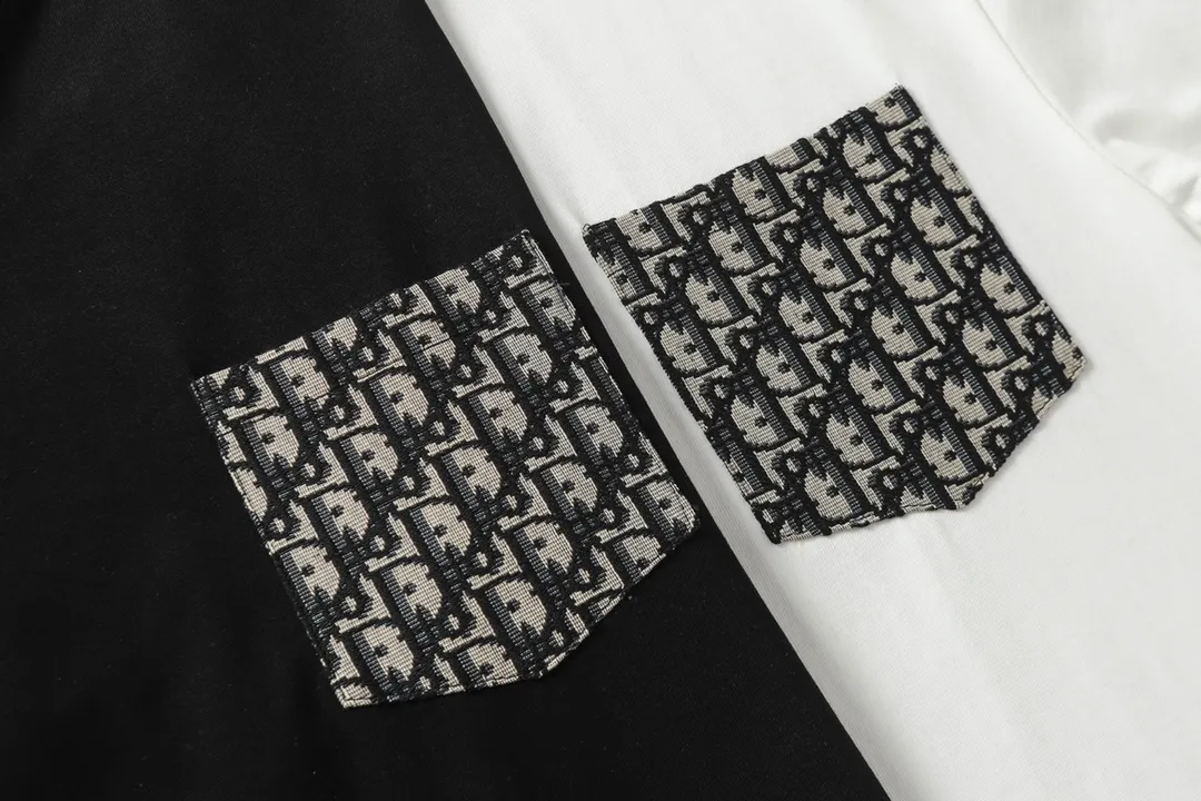 🅿️190 "D18" Dior/Dior 25ss patch-all-over printed pocket short-sleeved T-shirt, 280 heavyweight pure cotton fabric, made of specific heavyweight 32S fine cotton jersey fabric, 280g weight; with 32s+70D drawbar thread, 280g:95/fine cotton*5% spandex double yarn rib. The worsted cotton material is light, thin and breathable, with a strong cotton feel on the hand and strong breathability and moisture absorption; the threads are woven into combed cotton fabric using a blending process, making the fabric very soft to the touch. The worsted cotton material is light, thin and breathable, has a strong cotton feel on the hand, is breathable and hygroscopic; it is not easy to wrinkle and does not require special care. 32-needle high-end textile imported from the rib, 70D ultra-fine elastic stitching, nearly non-feeling stitching, comfortable and fit the body shape.  Size: xs s m l Color: black white