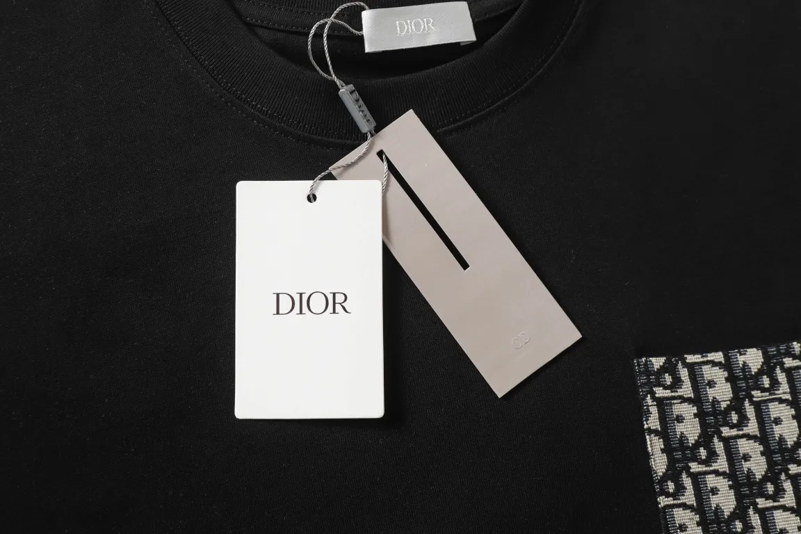 🅿️190 "D18" Dior/Dior 25ss patch-all-over printed pocket short-sleeved T-shirt, 280 heavyweight pure cotton fabric, made of specific heavyweight 32S fine cotton jersey fabric, 280g weight; with 32s+70D drawbar thread, 280g:95/fine cotton*5% spandex double yarn rib. The worsted cotton material is light, thin and breathable, with a strong cotton feel on the hand and strong breathability and moisture absorption; the threads are woven into combed cotton fabric using a blending process, making the fabric very soft to the touch. The worsted cotton material is light, thin and breathable, has a strong cotton feel on the hand, is breathable and hygroscopic; it is not easy to wrinkle and does not require special care. 32-needle high-end textile imported from the rib, 70D ultra-fine elastic stitching, nearly non-feeling stitching, comfortable and fit the body shape.  Size: xs s m l Color: black white