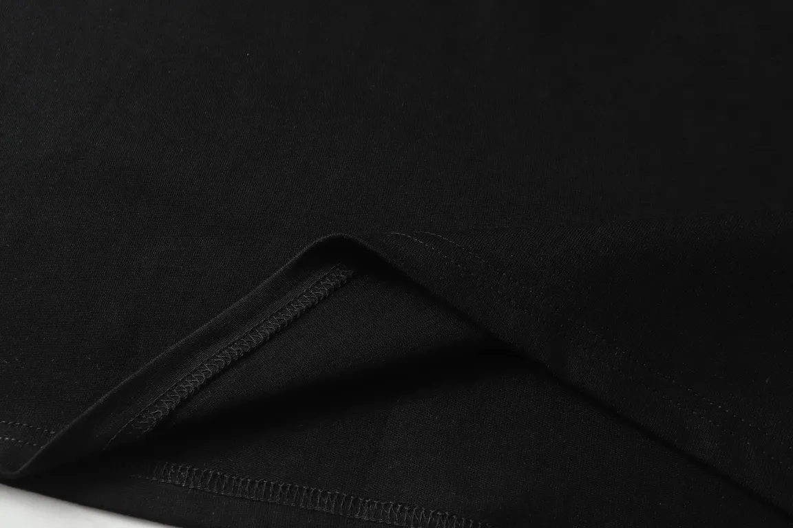 🅿️190 "D18" Dior/Dior 25ss patch-all-over printed pocket short-sleeved T-shirt, 280 heavyweight pure cotton fabric, made of specific heavyweight 32S fine cotton jersey fabric, 280g weight; with 32s+70D drawbar thread, 280g:95/fine cotton*5% spandex double yarn rib. The worsted cotton material is light, thin and breathable, with a strong cotton feel on the hand and strong breathability and moisture absorption; the threads are woven into combed cotton fabric using a blending process, making the fabric very soft to the touch. The worsted cotton material is light, thin and breathable, has a strong cotton feel on the hand, is breathable and hygroscopic; it is not easy to wrinkle and does not require special care. 32-needle high-end textile imported from the rib, 70D ultra-fine elastic stitching, nearly non-feeling stitching, comfortable and fit the body shape.  Size: xs s m l Color: black white