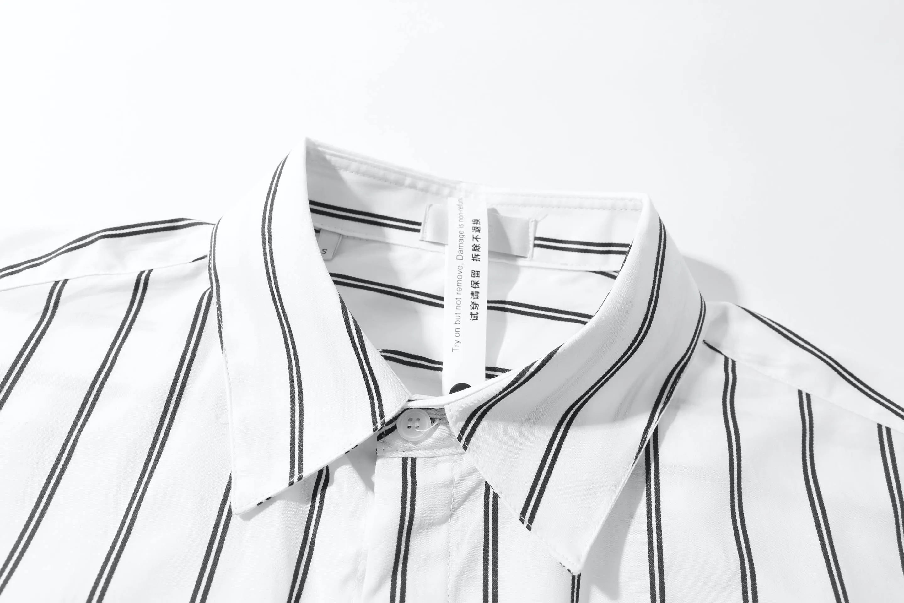 🅿️300 high-quality new DIOR embroidered logo striped shirt. Process description: Customized Yayun brocade stripes are clear, bright, delicate and soft. Imported machine embroidery technology is used, using advanced computer control system and precise mechanical ergonomic three-dimensional alignment cutting to ensure precise alignment between lines. The ironing positions are all processed by high-temperature laminating machines through the synergy of heating plates and pressure rollers. Apply high temperature and pressure to the fabric to make the surface of the fabric smooth and stiff. It can be matched with the same style to create a fashionable look and control various occasions. Customized accessories, complete with three standards, same style for men and women! Color: White