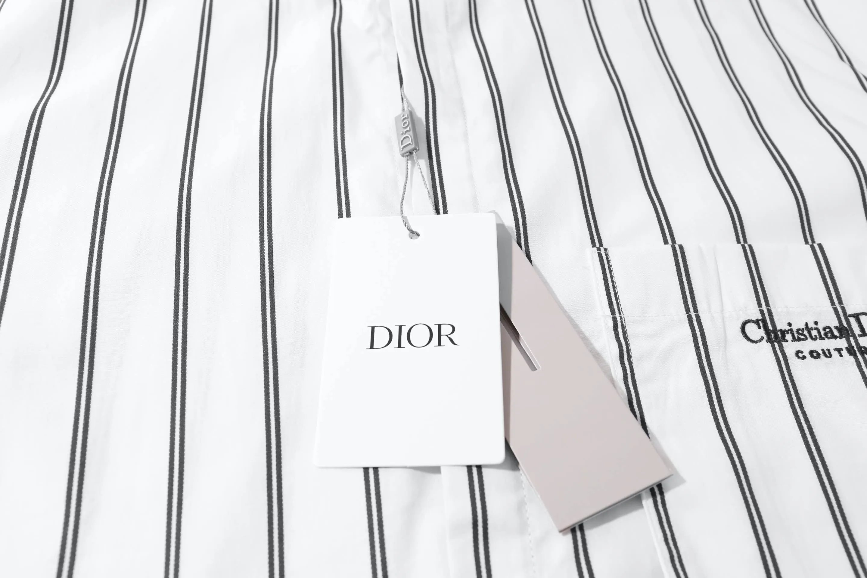 🅿️300 high-quality new DIOR embroidered logo striped shirt. Process description: Customized Yayun brocade stripes are clear, bright, delicate and soft. Imported machine embroidery technology is used, using advanced computer control system and precise mechanical ergonomic three-dimensional alignment cutting to ensure precise alignment between lines. The ironing positions are all processed by high-temperature laminating machines through the synergy of heating plates and pressure rollers. Apply high temperature and pressure to the fabric to make the surface of the fabric smooth and stiff. It can be matched with the same style to create a fashionable look and control various occasions. Customized accessories, complete with three standards, same style for men and women! Color: White