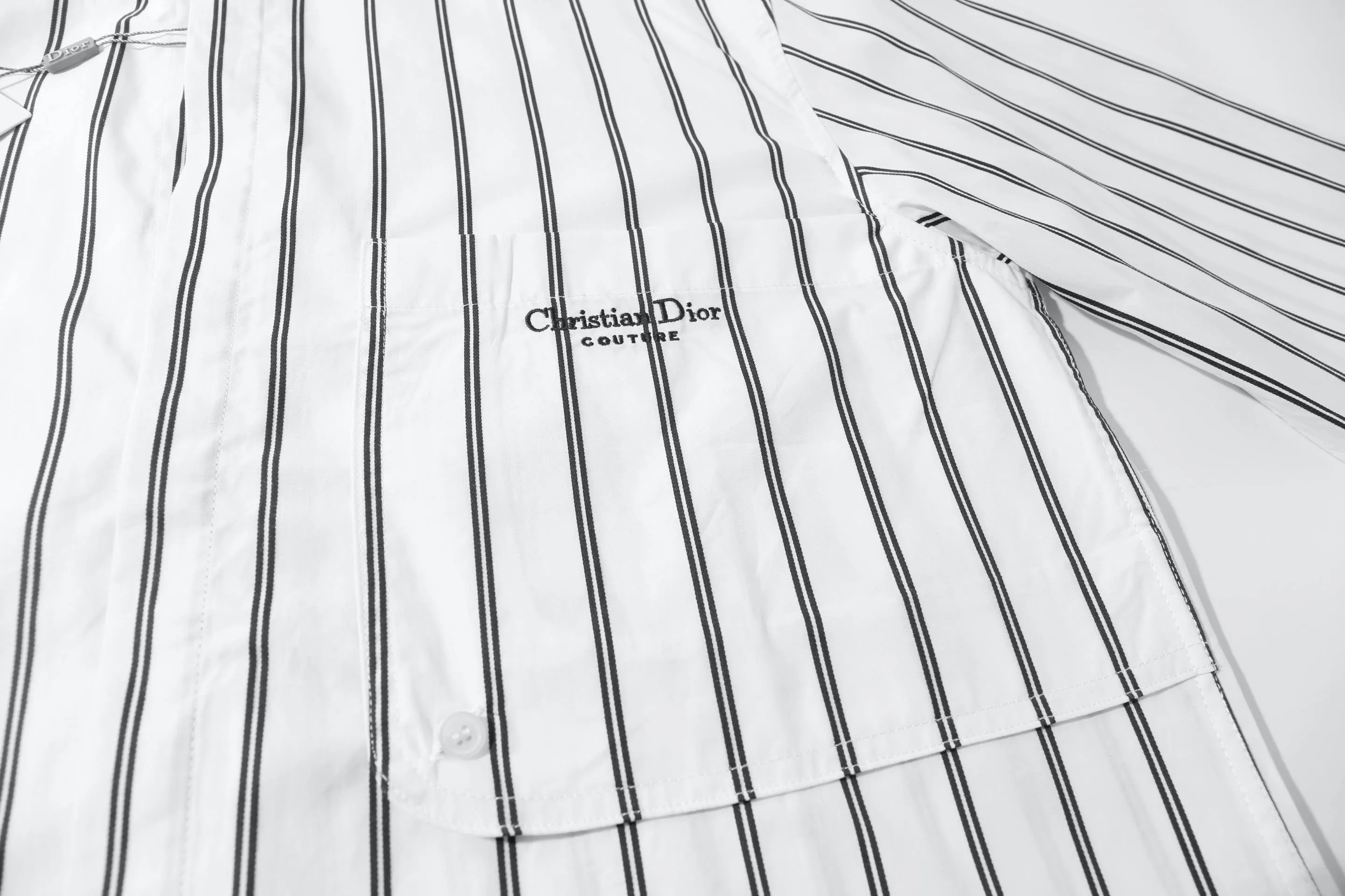 🅿️300 high-quality new DIOR embroidered logo striped shirt. Process description: Customized Yayun brocade stripes are clear, bright, delicate and soft. Imported machine embroidery technology is used, using advanced computer control system and precise mechanical ergonomic three-dimensional alignment cutting to ensure precise alignment between lines. The ironing positions are all processed by high-temperature laminating machines through the synergy of heating plates and pressure rollers. Apply high temperature and pressure to the fabric to make the surface of the fabric smooth and stiff. It can be matched with the same style to create a fashionable look and control various occasions. Customized accessories, complete with three standards, same style for men and women! Color: White