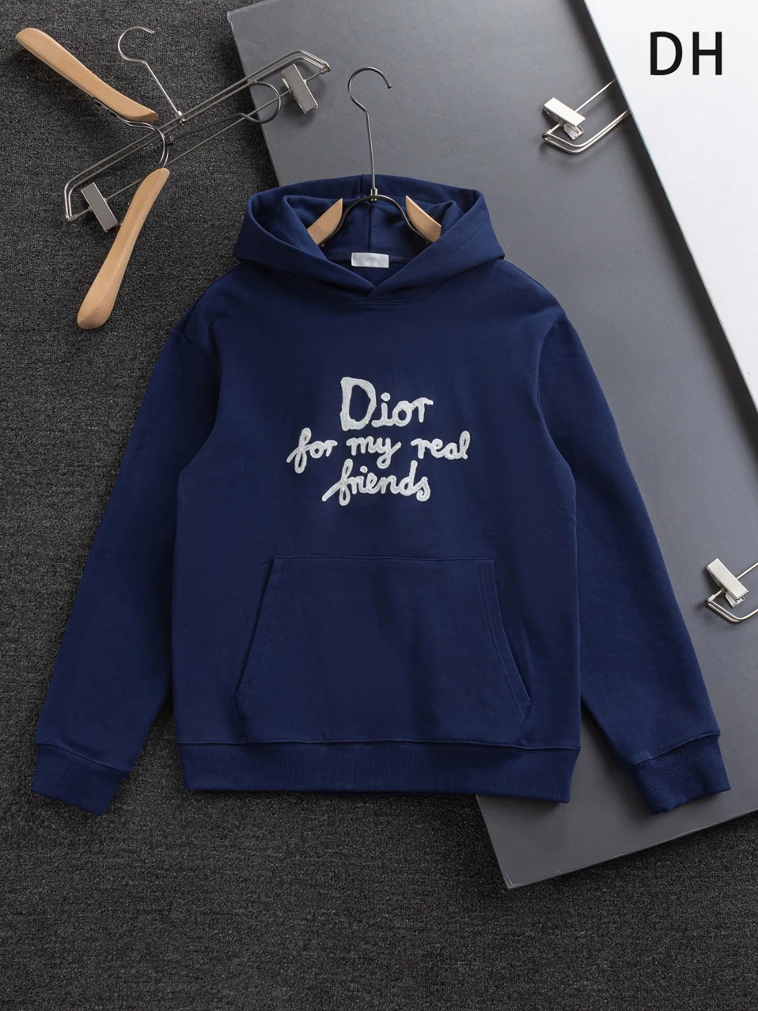 🅿️330 DIOR Dior CD micro wide version S-XL DIOR 25SS autumn and winter hooded sweatshirt timeless classic counter letter hand-painted signature on the chest🪡 embroidery As the leader in the luxury world, the D family is well-deserved. The first thing that catches the eye is the loose and comfortable black and white solid color version of the piece we are going to talk about today. The ribbed round collar has become the best modification of its version, and the D family has the upper body LOGO listed on the front, and the unique embroidery design of the letter logo patch highlights the texture! The most traditional modification method combined with the simplest color scale contrast forms the strongest and direct contrast, and this is often the most concise and clear minimalist modification method~~A nostalgic classic atmosphere also spreads in this work inadvertently! ! Featuring a distinctive 47 logo patch embroidery on the front, a unique tribute to Dior's historic year! Coupled with the blessing of 440 grams of cotton material, both the comfort of the upper body is unparalleled. It can be said to be a must-have companion in summer. The excellent breathability and comfortable wearing feeling are unparalleled~ Recommended! ! Color: Black and white Size: S-XL Size chart: S: Shoulder width 51-Bust 56-Length 69 M: Shoulder width 52.5-Bust 58-Length 71 L: Shoulder width 54-Bust 60-Length 73 XL: Shoulder width 55.5-Bust 62-Length 75