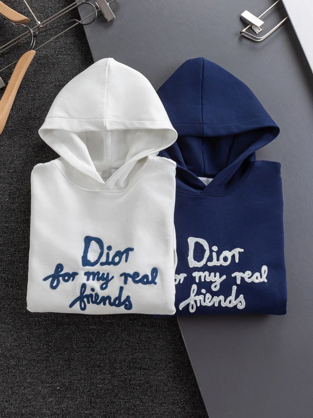🅿️330 DIOR Dior CD micro wide version S-XL DIOR 25SS autumn and winter hooded sweatshirt timeless classic counter letter hand-painted signature on the chest🪡 embroidery As the leader in the luxury world, the D family is well-deserved. The first thing that catches the eye is the loose and comfortable black and white solid color version of the piece we are going to talk about today. The ribbed round collar has become the best modification of its version, and the D family has the upper body LOGO listed on the front, and the unique embroidery design of the letter logo patch highlights the texture! The most traditional modification method combined with the simplest color scale contrast forms the strongest and direct contrast, and this is often the most concise and clear minimalist modification method~~A nostalgic classic atmosphere also spreads in this work inadvertently! ! Featuring a distinctive 47 logo patch embroidery on the front, a unique tribute to Dior's historic year! Coupled with the blessing of 440 grams of cotton material, both the comfort of the upper body is unparalleled. It can be said to be a must-have companion in summer. The excellent breathability and comfortable wearing feeling are unparalleled~ Recommended! ! Color: Black and white Size: S-XL Size chart: S: Shoulder width 51-Bust 56-Length 69 M: Shoulder width 52.5-Bust 58-Length 71 L: Shoulder width 54-Bust 60-Length 73 XL: Shoulder width 55.5-Bust 62-Length 75