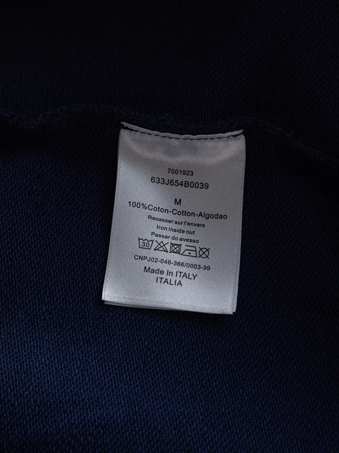 🅿️330 DIOR Dior CD micro wide version S-XL DIOR 25SS autumn and winter hooded sweatshirt timeless classic counter letter hand-painted signature on the chest🪡 embroidery As the leader in the luxury world, the D family is well-deserved. The first thing that catches the eye is the loose and comfortable black and white solid color version of the piece we are going to talk about today. The ribbed round collar has become the best modification of its version, and the D family has the upper body LOGO listed on the front, and the unique embroidery design of the letter logo patch highlights the texture! The most traditional modification method combined with the simplest color scale contrast forms the strongest and direct contrast, and this is often the most concise and clear minimalist modification method~~A nostalgic classic atmosphere also spreads in this work inadvertently! ! Featuring a distinctive 47 logo patch embroidery on the front, a unique tribute to Dior's historic year! Coupled with the blessing of 440 grams of cotton material, both the comfort of the upper body is unparalleled. It can be said to be a must-have companion in summer. The excellent breathability and comfortable wearing feeling are unparalleled~ Recommended! ! Color: Black and white Size: S-XL Size chart: S: Shoulder width 51-Bust 56-Length 69 M: Shoulder width 52.5-Bust 58-Length 71 L: Shoulder width 54-Bust 60-Length 73 XL: Shoulder width 55.5-Bust 62-Length 75