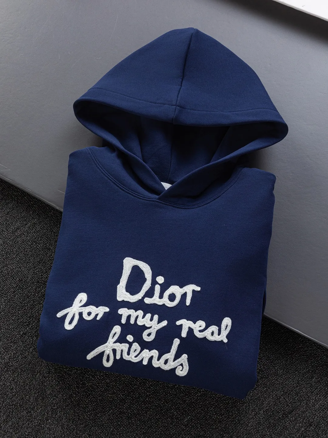 🅿️330 DIOR Dior CD micro wide version S-XL DIOR 25SS autumn and winter hooded sweatshirt timeless classic counter letter hand-painted signature on the chest🪡 embroidery As the leader in the luxury world, the D family is well-deserved. The first thing that catches the eye is the loose and comfortable black and white solid color version of the piece we are going to talk about today. The ribbed round collar has become the best modification of its version, and the D family has the upper body LOGO listed on the front, and the unique embroidery design of the letter logo patch highlights the texture! The most traditional modification method combined with the simplest color scale contrast forms the strongest and direct contrast, and this is often the most concise and clear minimalist modification method~~A nostalgic classic atmosphere also spreads in this work inadvertently! ! Featuring a distinctive 47 logo patch embroidery on the front, a unique tribute to Dior's historic year! Coupled with the blessing of 440 grams of cotton material, both the comfort of the upper body is unparalleled. It can be said to be a must-have companion in summer. The excellent breathability and comfortable wearing feeling are unparalleled~ Recommended! ! Color: Black and white Size: S-XL Size chart: S: Shoulder width 51-Bust 56-Length 69 M: Shoulder width 52.5-Bust 58-Length 71 L: Shoulder width 54-Bust 60-Length 73 XL: Shoulder width 55.5-Bust 62-Length 75