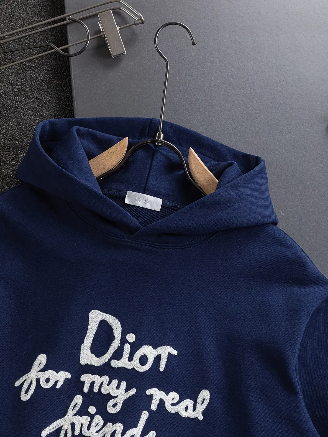 🅿️330 DIOR Dior CD micro wide version S-XL DIOR 25SS autumn and winter hooded sweatshirt timeless classic counter letter hand-painted signature on the chest🪡 embroidery As the leader in the luxury world, the D family is well-deserved. The first thing that catches the eye is the loose and comfortable black and white solid color version of the piece we are going to talk about today. The ribbed round collar has become the best modification of its version, and the D family has the upper body LOGO listed on the front, and the unique embroidery design of the letter logo patch highlights the texture! The most traditional modification method combined with the simplest color scale contrast forms the strongest and direct contrast, and this is often the most concise and clear minimalist modification method~~A nostalgic classic atmosphere also spreads in this work inadvertently! ! Featuring a distinctive 47 logo patch embroidery on the front, a unique tribute to Dior's historic year! Coupled with the blessing of 440 grams of cotton material, both the comfort of the upper body is unparalleled. It can be said to be a must-have companion in summer. The excellent breathability and comfortable wearing feeling are unparalleled~ Recommended! ! Color: Black and white Size: S-XL Size chart: S: Shoulder width 51-Bust 56-Length 69 M: Shoulder width 52.5-Bust 58-Length 71 L: Shoulder width 54-Bust 60-Length 73 XL: Shoulder width 55.5-Bust 62-Length 75