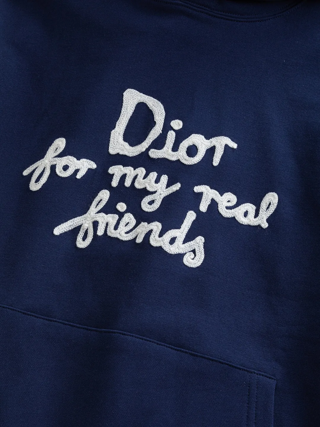 🅿️330 DIOR Dior CD micro wide version S-XL DIOR 25SS autumn and winter hooded sweatshirt timeless classic counter letter hand-painted signature on the chest🪡 embroidery As the leader in the luxury world, the D family is well-deserved. The first thing that catches the eye is the loose and comfortable black and white solid color version of the piece we are going to talk about today. The ribbed round collar has become the best modification of its version, and the D family has the upper body LOGO listed on the front, and the unique embroidery design of the letter logo patch highlights the texture! The most traditional modification method combined with the simplest color scale contrast forms the strongest and direct contrast, and this is often the most concise and clear minimalist modification method~~A nostalgic classic atmosphere also spreads in this work inadvertently! ! Featuring a distinctive 47 logo patch embroidery on the front, a unique tribute to Dior's historic year! Coupled with the blessing of 440 grams of cotton material, both the comfort of the upper body is unparalleled. It can be said to be a must-have companion in summer. The excellent breathability and comfortable wearing feeling are unparalleled~ Recommended! ! Color: Black and white Size: S-XL Size chart: S: Shoulder width 51-Bust 56-Length 69 M: Shoulder width 52.5-Bust 58-Length 71 L: Shoulder width 54-Bust 60-Length 73 XL: Shoulder width 55.5-Bust 62-Length 75