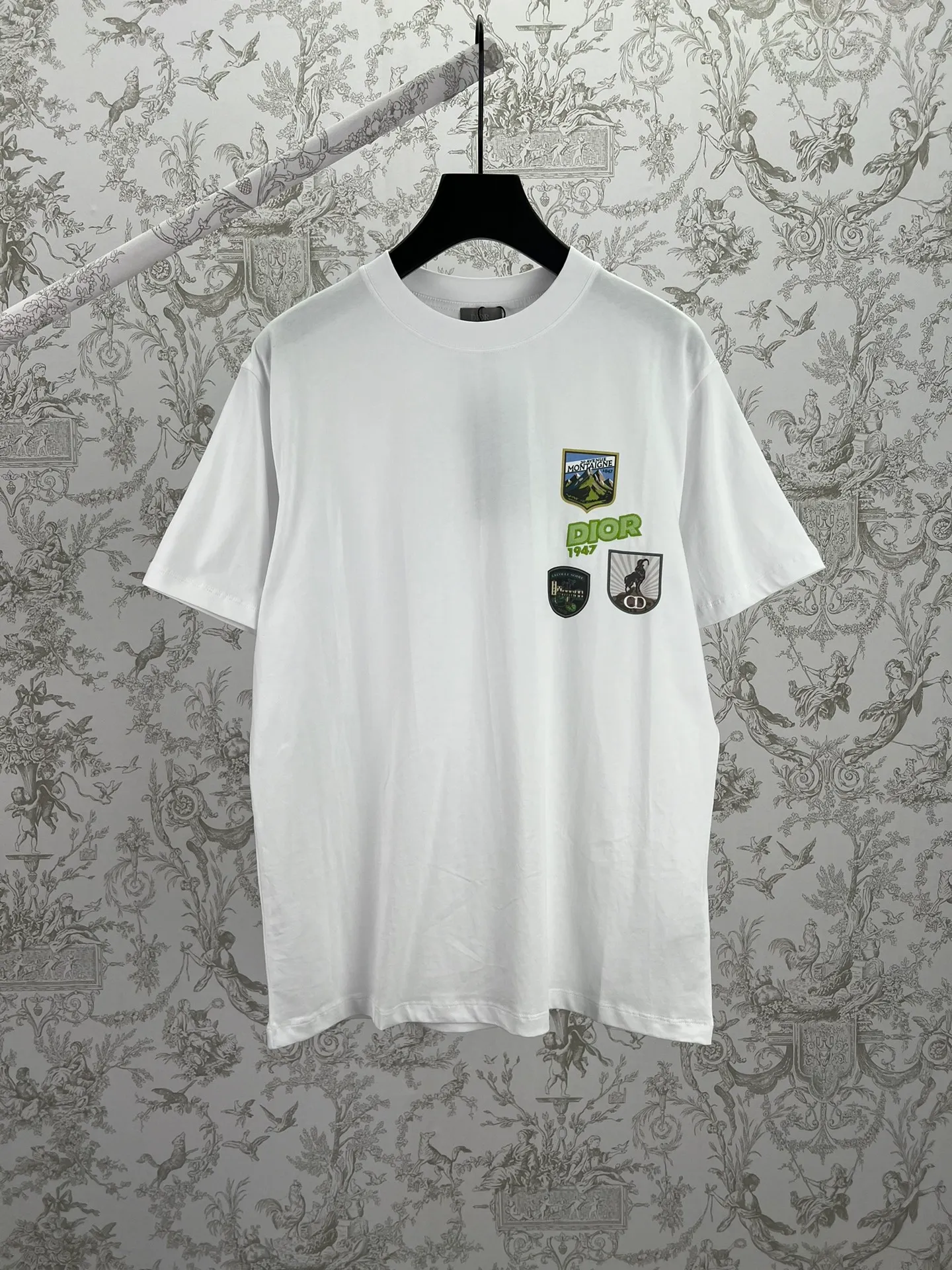 🅿️250 Dior 25ss new loose fit T-shirt white cotton jersey fabric Dior Mountain embroidery This Dior Mountain T-shirt is a new product of the 2026 spring men's collection. It is decorated with multi-color patches to show the mountain spirit and the classic Dior Haute Couture style logo inspired by the Dior archives. Crafted from white cotton jersey and featuring a crew neck, it can be worn with the collection's trousers for a sophisticated look. Size: S.M.L.