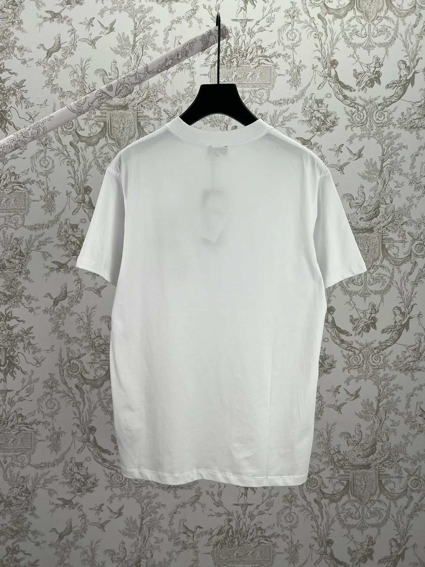 🅿️250 Dior 25ss new loose fit T-shirt white cotton jersey fabric Dior Mountain embroidery This Dior Mountain T-shirt is a new product of the 2026 spring men's collection. It is decorated with multi-color patches to show the mountain spirit and the classic Dior Haute Couture style logo inspired by the Dior archives. Crafted from white cotton jersey and featuring a crew neck, it can be worn with the collection's trousers for a sophisticated look. Size: S.M.L.