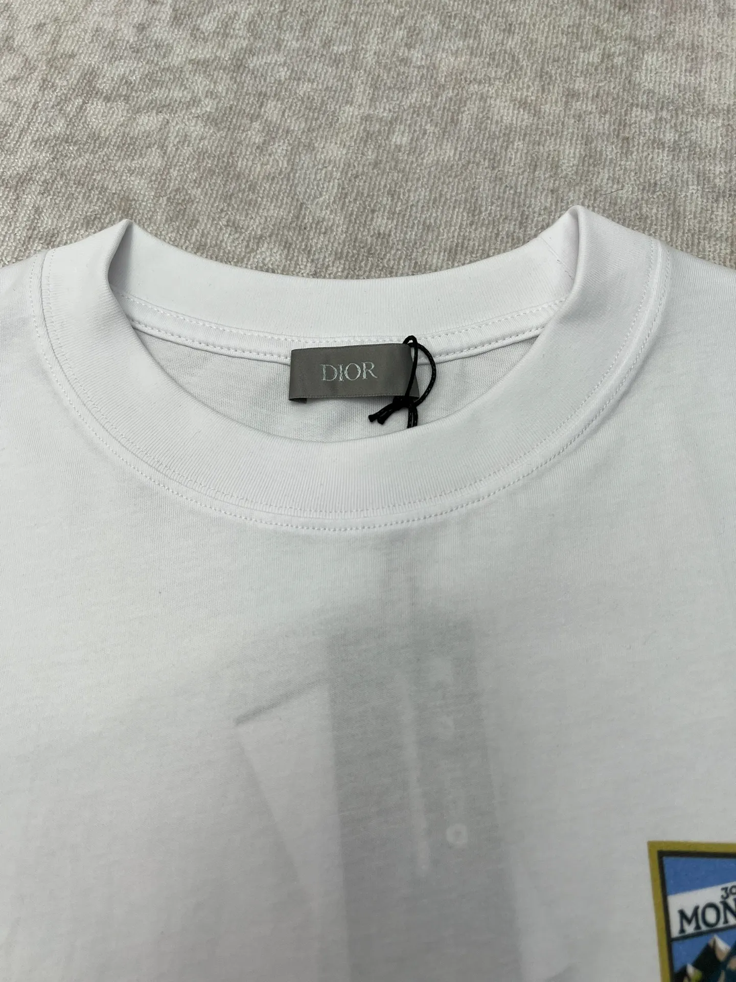 🅿️250 Dior 25ss new loose fit T-shirt white cotton jersey fabric Dior Mountain embroidery This Dior Mountain T-shirt is a new product of the 2026 spring men's collection. It is decorated with multi-color patches to show the mountain spirit and the classic Dior Haute Couture style logo inspired by the Dior archives. Crafted from white cotton jersey and featuring a crew neck, it can be worn with the collection's trousers for a sophisticated look. Size: S.M.L.