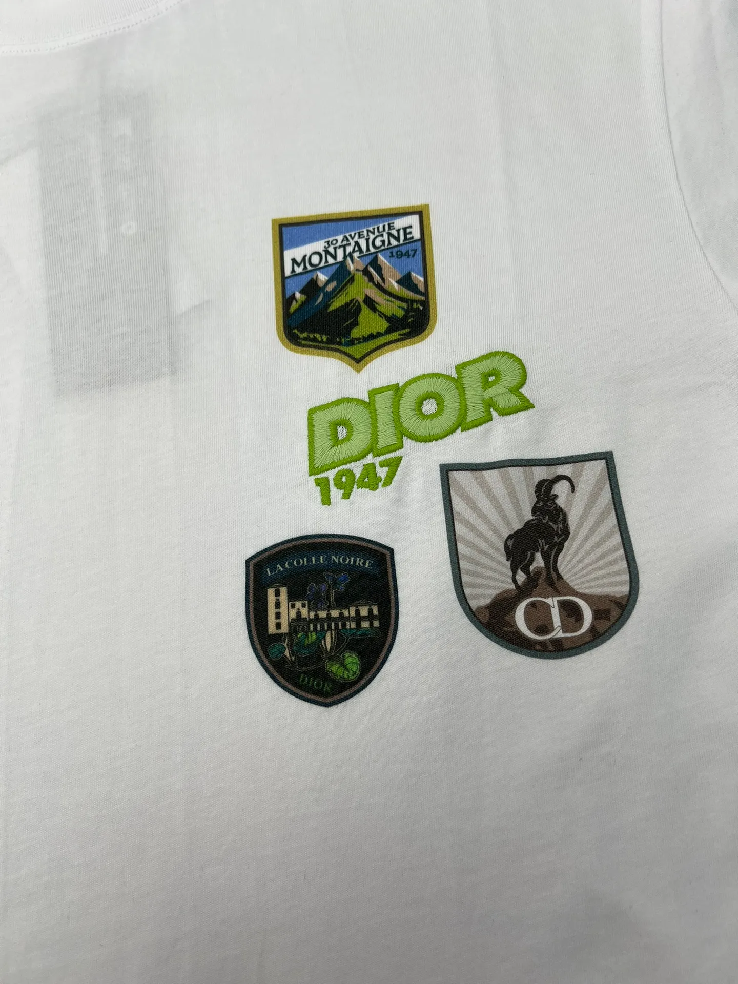 🅿️250 Dior 25ss new loose fit T-shirt white cotton jersey fabric Dior Mountain embroidery This Dior Mountain T-shirt is a new product of the 2026 spring men's collection. It is decorated with multi-color patches to show the mountain spirit and the classic Dior Haute Couture style logo inspired by the Dior archives. Crafted from white cotton jersey and featuring a crew neck, it can be worn with the collection's trousers for a sophisticated look. Size: S.M.L.