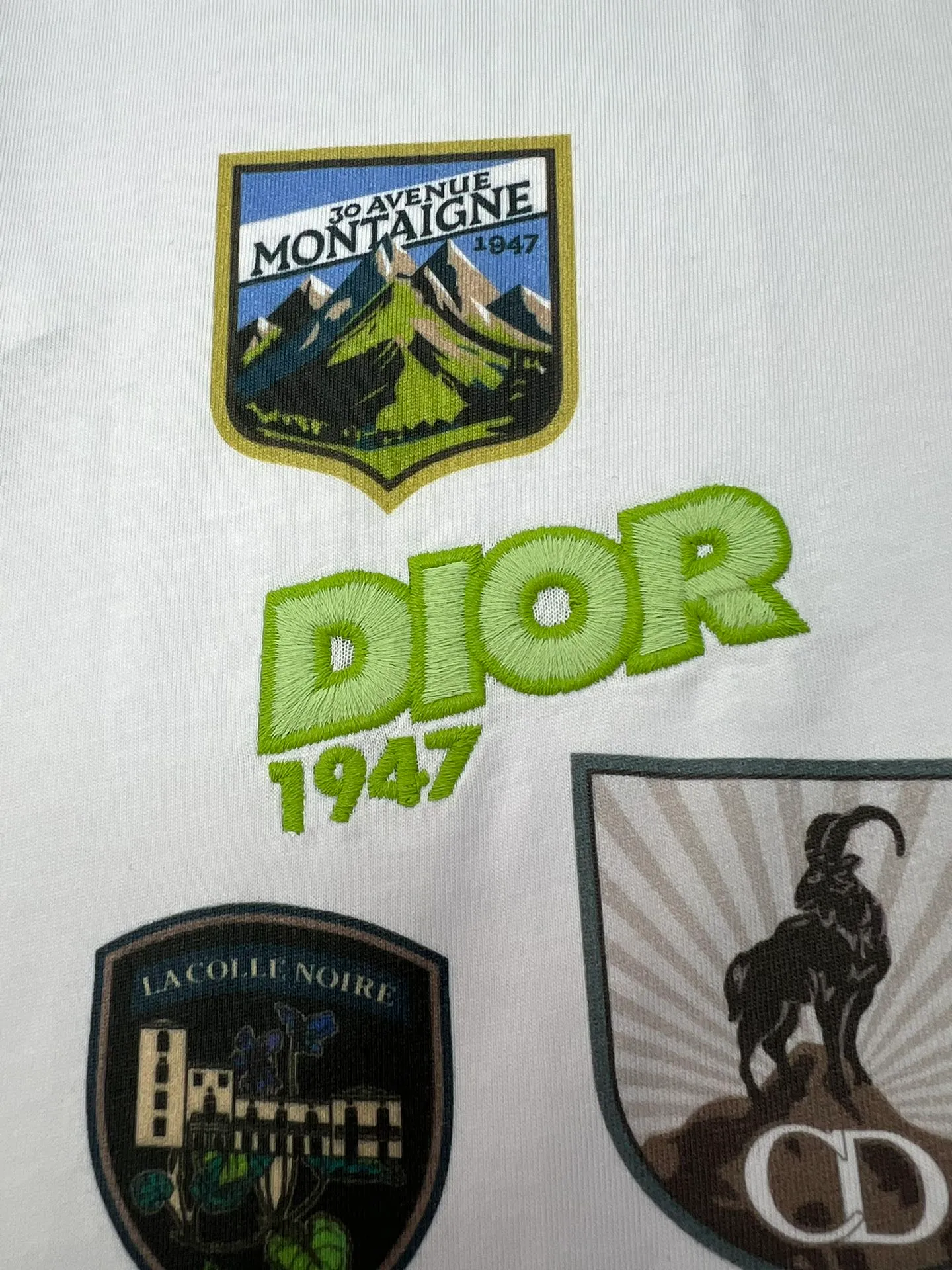 🅿️250 Dior 25ss new loose fit T-shirt white cotton jersey fabric Dior Mountain embroidery This Dior Mountain T-shirt is a new product of the 2026 spring men's collection. It is decorated with multi-color patches to show the mountain spirit and the classic Dior Haute Couture style logo inspired by the Dior archives. Crafted from white cotton jersey and featuring a crew neck, it can be worn with the collection's trousers for a sophisticated look. Size: S.M.L.