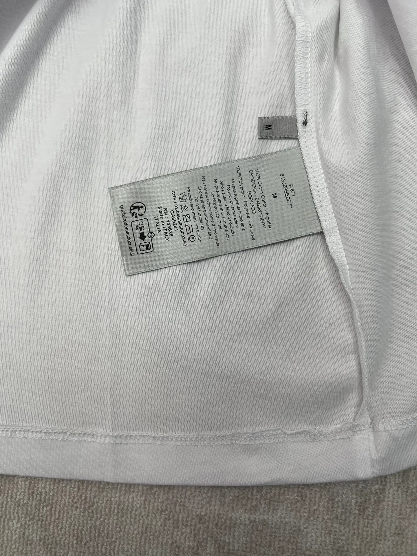 🅿️250 Dior 25ss new loose fit T-shirt white cotton jersey fabric Dior Mountain embroidery This Dior Mountain T-shirt is a new product of the 2026 spring men's collection. It is decorated with multi-color patches to show the mountain spirit and the classic Dior Haute Couture style logo inspired by the Dior archives. Crafted from white cotton jersey and featuring a crew neck, it can be worn with the collection's trousers for a sophisticated look. Size: S.M.L.