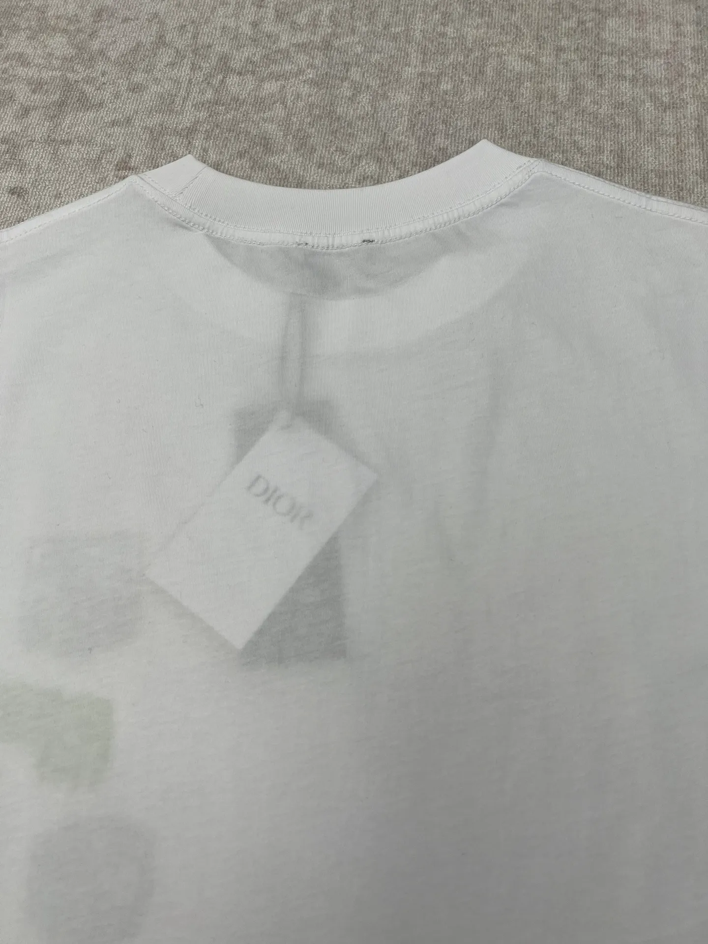 🅿️250 Dior 25ss new loose fit T-shirt white cotton jersey fabric Dior Mountain embroidery This Dior Mountain T-shirt is a new product of the 2026 spring men's collection. It is decorated with multi-color patches to show the mountain spirit and the classic Dior Haute Couture style logo inspired by the Dior archives. Crafted from white cotton jersey and featuring a crew neck, it can be worn with the collection's trousers for a sophisticated look. Size: S.M.L.