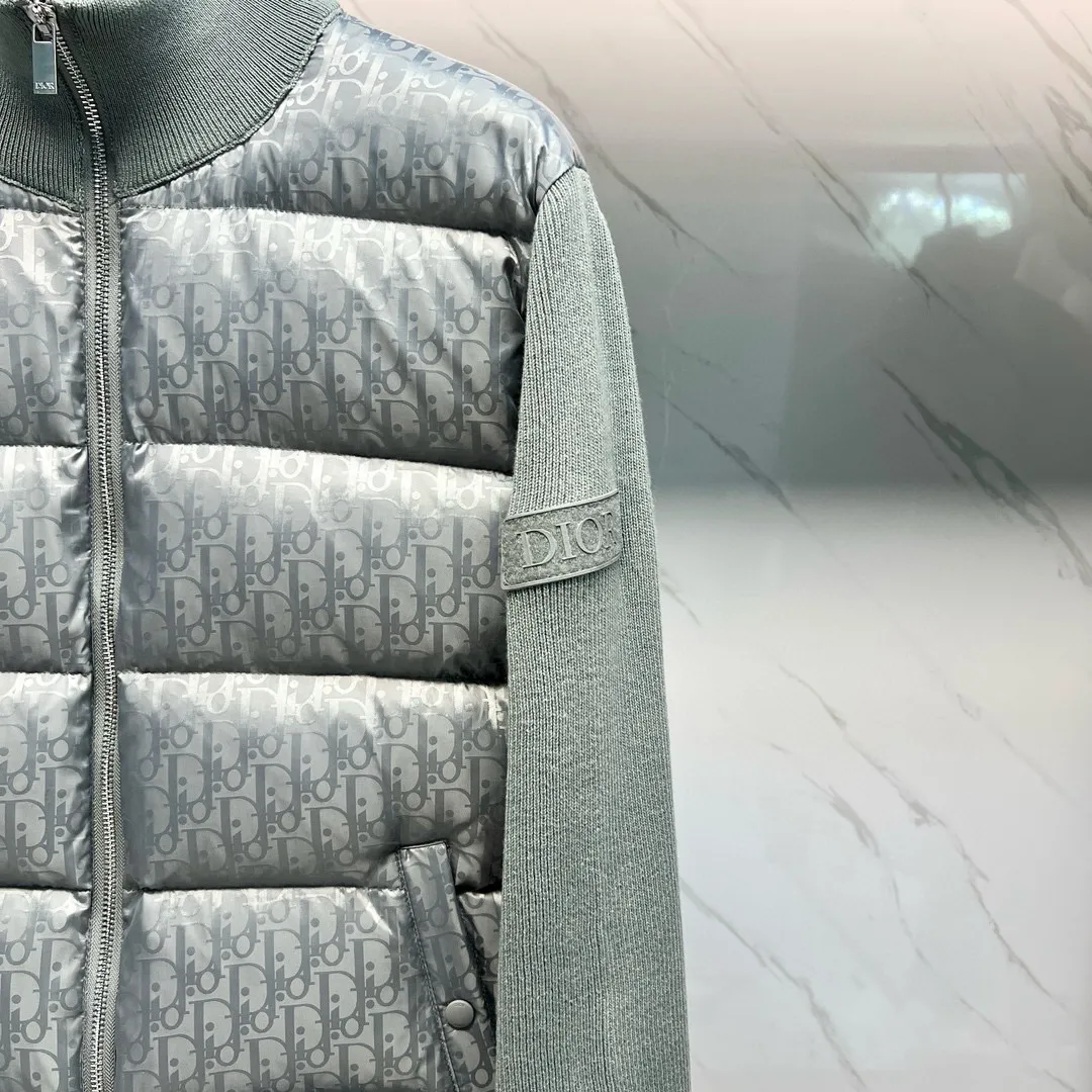 🅿️800 Dior CD Home Gray Our very slow hardware comes from the hardware zippers and electroplating process imported from Taiwan. You can compare my zipper with other zippers. You can listen to the sound of the zipper. It is tight, smooth and smooth. Secondly, our buttons are all facing in one direction. The buttons use the latest technology TPU apron. The reset is more sensitive than ordinary metal. The tensioner damping has higher precision in each feel, is more wear-resistant and more durable. Third, please note that wool products are bound to pill, but the probability of pilling varies depending on the time and place of use (it is recommended not to buy it). Fourth, please put mothballs on wool products when they are not being worn. The fabric is still made using Japan's Mitsubishi Textile jacquard technology with a high density of 150,000 stitches per square centimeter. It is then dip-dyed with pure water from Japan's Komatsu Refining Co., Ltd. in non-circulating segments, ensuring that every square foot of cloth on your body can be colorful with small color difference and energetic reflections can be seen on the sides. All pockets are made of pure cotton TR cloth. Pockets are the places we touch most during use. It may be touched hundreds of times a day, so we insist on saving money, and you can't tell if we can reduce the cost by 10 yuan. However, in order to pursue durability, and the original FK, we still choose the fabric used to make overalls as pocket cloth. This kind of fabric is widely used to make overalls, suit pants, suits, outdoor camping, and jungle trekking fabrics, so there is no problem if you touch your pockets hundreds of times a day. 95% pure white duck down, top-notch world-destroying version, and only made in one order. Hurry up and put it on the shelves, it may be taken off the shelves soon. Color: black, navy blue, gray Size: 44, 46, 48, 50, 52