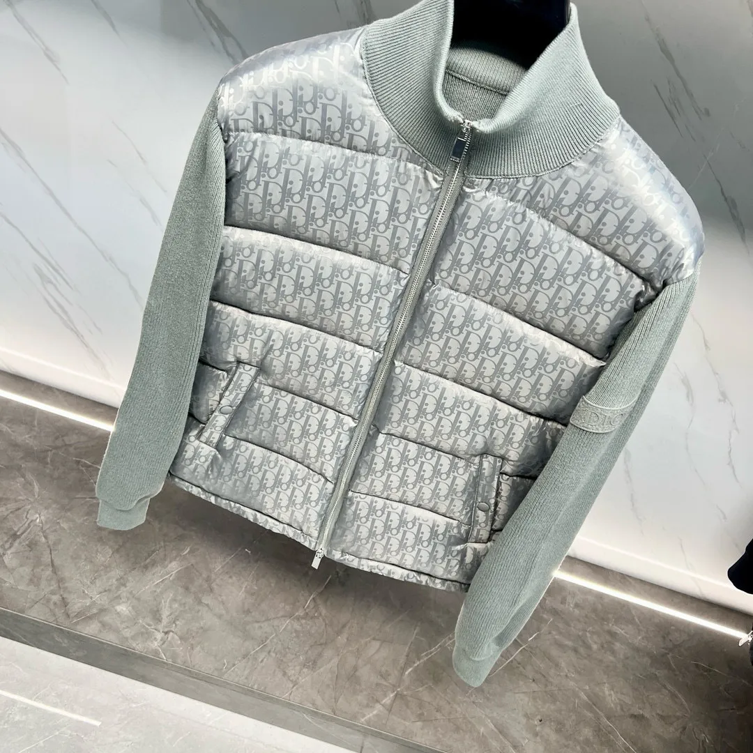 🅿️800 Dior CD Home Gray Our very slow hardware comes from the hardware zippers and electroplating process imported from Taiwan. You can compare my zipper with other zippers. You can listen to the sound of the zipper. It is tight, smooth and smooth. Secondly, our buttons are all facing in one direction. The buttons use the latest technology TPU apron. The reset is more sensitive than ordinary metal. The tensioner damping has higher precision in each feel, is more wear-resistant and more durable. Third, please note that wool products are bound to pill, but the probability of pilling varies depending on the time and place of use (it is recommended not to buy it). Fourth, please put mothballs on wool products when they are not being worn. The fabric is still made using Japan's Mitsubishi Textile jacquard technology with a high density of 150,000 stitches per square centimeter. It is then dip-dyed with pure water from Japan's Komatsu Refining Co., Ltd. in non-circulating segments, ensuring that every square foot of cloth on your body can be colorful with small color difference and energetic reflections can be seen on the sides. All pockets are made of pure cotton TR cloth. Pockets are the places we touch most during use. It may be touched hundreds of times a day, so we insist on saving money, and you can't tell if we can reduce the cost by 10 yuan. However, in order to pursue durability, and the original FK, we still choose the fabric used to make overalls as pocket cloth. This kind of fabric is widely used to make overalls, suit pants, suits, outdoor camping, and jungle trekking fabrics, so there is no problem if you touch your pockets hundreds of times a day. 95% pure white duck down, top-notch world-destroying version, and only made in one order. Hurry up and put it on the shelves, it may be taken off the shelves soon. Color: black, navy blue, gray Size: 44, 46, 48, 50, 52