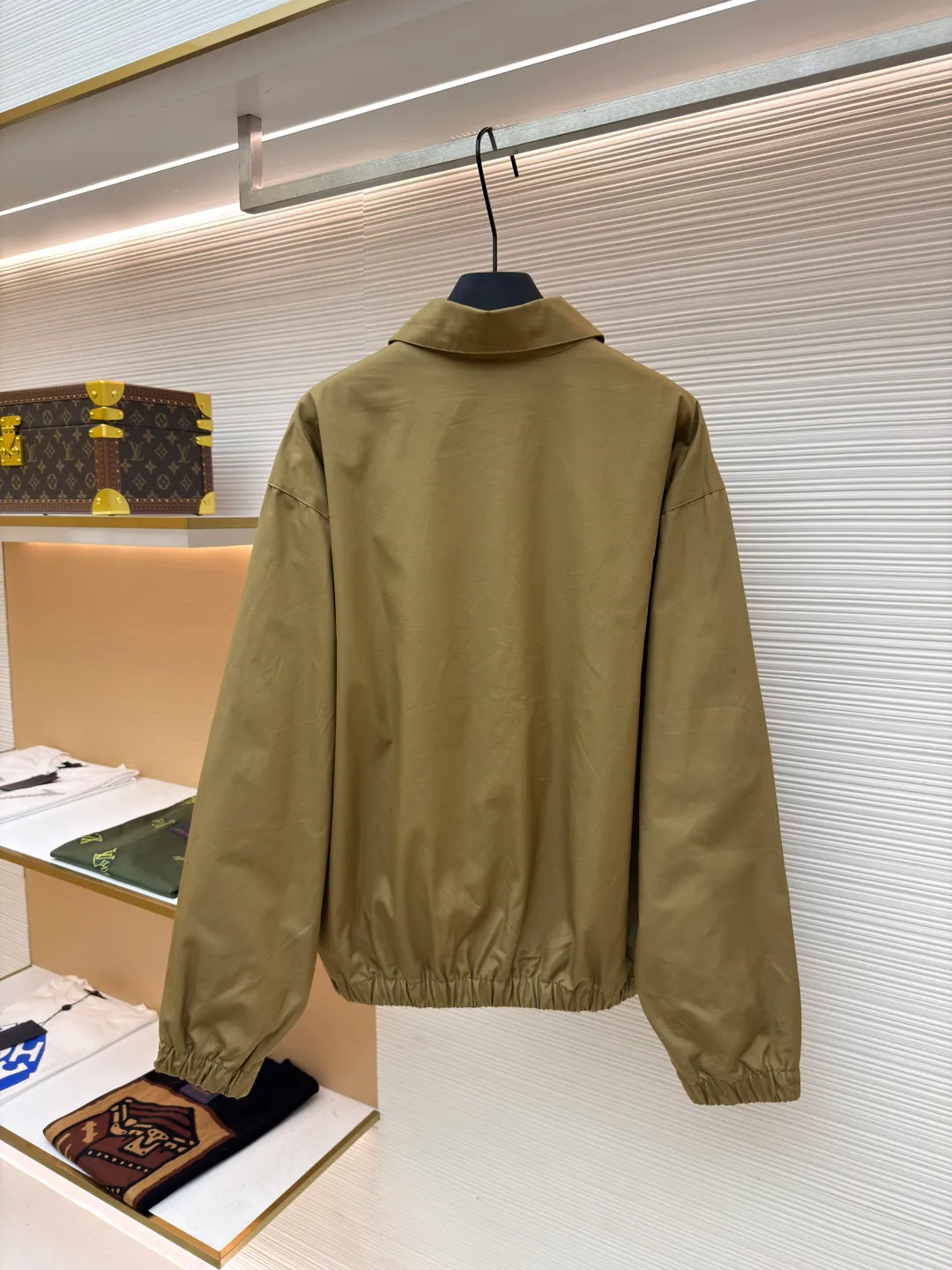 PRADA Embroidered Logo Zipper Executive Jacket ●Original version: Purchased and developed for 19300 ●Item number: 1680845-B60 ●Material: Xinjiang lamb cotton fabric ●Technology: embroidery production ●Version: fitted version ●Weight: about 740 grams ●Size: 46-48-50-52 ●Description: 32-count cotton yarn is dyed and woven. This cotton material is made of Xinjiang small white cotton, which is dyed 1:1 after the original custom weaving. The same fabric is matched with the same material and is custom-woven and dyed. The fabric took two months to make. The chest embroidery is made using an imported embroidery machine. The effect presents a three-dimensional visual sense, and each letter line is clear. The inner lining is decorated with hyacinths, dates are punched, the bags are opened, etc... The workmanship of the entire garment is close to 30%. The zipper is electroplated in bright white No. 5, with the brand's logo laser-engraved on the surface, and the buttons are made of natural resin. This cotton style features a relaxed style with a soft, lightweight silhouette. The overall wiring is straight and delicate, the fabric is comfortable and soft, and the color is consistent without color difference. It can be matched with the same style to create a fashionable look and control various occasions. Customized accessories, complete with three standards, same style for men and women!