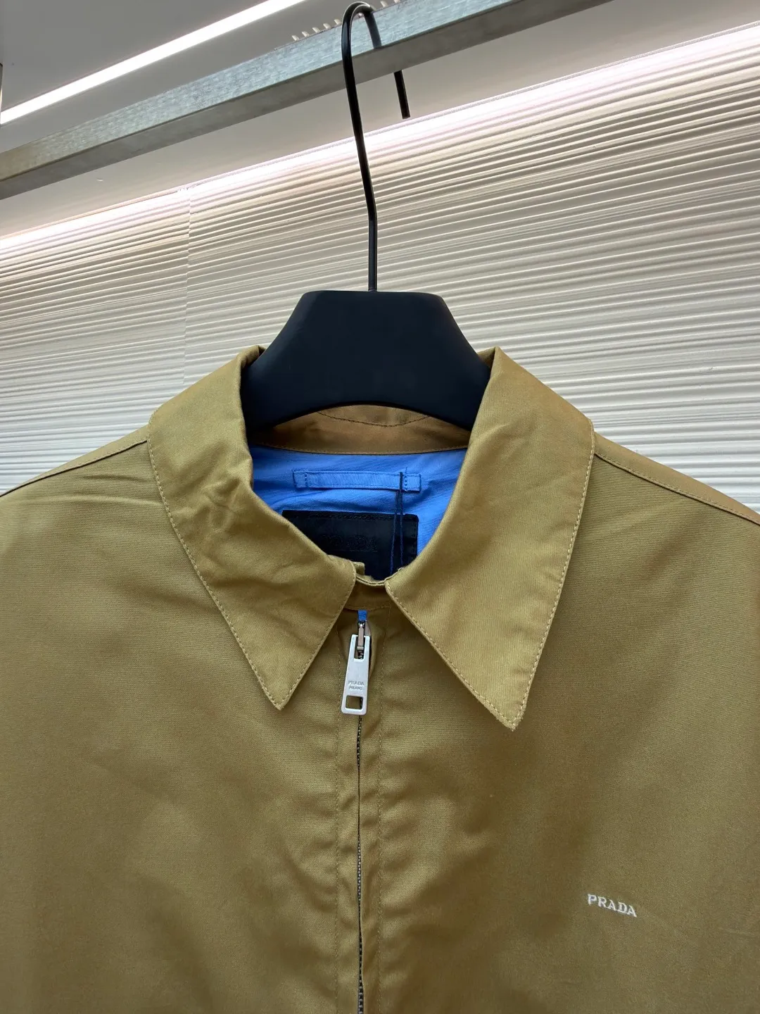 PRADA Embroidered Logo Zipper Executive Jacket ●Original version: Purchased and developed for 19300 ●Item number: 1680845-B60 ●Material: Xinjiang lamb cotton fabric ●Technology: embroidery production ●Version: fitted version ●Weight: about 740 grams ●Size: 46-48-50-52 ●Description: 32-count cotton yarn is dyed and woven. This cotton material is made of Xinjiang small white cotton, which is dyed 1:1 after the original custom weaving. The same fabric is matched with the same material and is custom-woven and dyed. The fabric took two months to make. The chest embroidery is made using an imported embroidery machine. The effect presents a three-dimensional visual sense, and each letter line is clear. The inner lining is decorated with hyacinths, dates are punched, the bags are opened, etc... The workmanship of the entire garment is close to 30%. The zipper is electroplated in bright white No. 5, with the brand's logo laser-engraved on the surface, and the buttons are made of natural resin. This cotton style features a relaxed style with a soft, lightweight silhouette. The overall wiring is straight and delicate, the fabric is comfortable and soft, and the color is consistent without color difference. It can be matched with the same style to create a fashionable look and control various occasions. Customized accessories, complete with three standards, same style for men and women!
