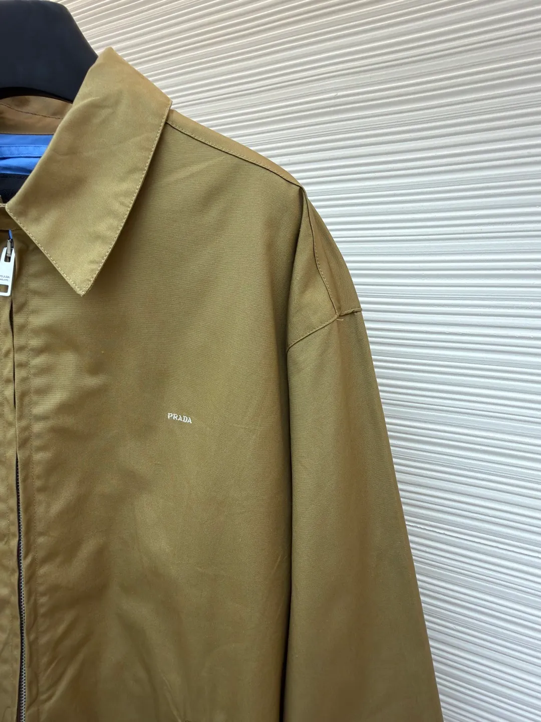 PRADA Embroidered Logo Zipper Executive Jacket ●Original version: Purchased and developed for 19300 ●Item number: 1680845-B60 ●Material: Xinjiang lamb cotton fabric ●Technology: embroidery production ●Version: fitted version ●Weight: about 740 grams ●Size: 46-48-50-52 ●Description: 32-count cotton yarn is dyed and woven. This cotton material is made of Xinjiang small white cotton, which is dyed 1:1 after the original custom weaving. The same fabric is matched with the same material and is custom-woven and dyed. The fabric took two months to make. The chest embroidery is made using an imported embroidery machine. The effect presents a three-dimensional visual sense, and each letter line is clear. The inner lining is decorated with hyacinths, dates are punched, the bags are opened, etc... The workmanship of the entire garment is close to 30%. The zipper is electroplated in bright white No. 5, with the brand's logo laser-engraved on the surface, and the buttons are made of natural resin. This cotton style features a relaxed style with a soft, lightweight silhouette. The overall wiring is straight and delicate, the fabric is comfortable and soft, and the color is consistent without color difference. It can be matched with the same style to create a fashionable look and control various occasions. Customized accessories, complete with three standards, same style for men and women!