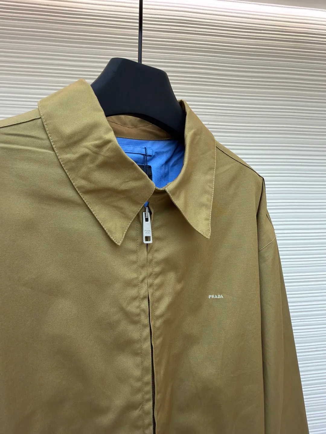 PRADA Embroidered Logo Zipper Executive Jacket ●Original version: Purchased and developed for 19300 ●Item number: 1680845-B60 ●Material: Xinjiang lamb cotton fabric ●Technology: embroidery production ●Version: fitted version ●Weight: about 740 grams ●Size: 46-48-50-52 ●Description: 32-count cotton yarn is dyed and woven. This cotton material is made of Xinjiang small white cotton, which is dyed 1:1 after the original custom weaving. The same fabric is matched with the same material and is custom-woven and dyed. The fabric took two months to make. The chest embroidery is made using an imported embroidery machine. The effect presents a three-dimensional visual sense, and each letter line is clear. The inner lining is decorated with hyacinths, dates are punched, the bags are opened, etc... The workmanship of the entire garment is close to 30%. The zipper is electroplated in bright white No. 5, with the brand's logo laser-engraved on the surface, and the buttons are made of natural resin. This cotton style features a relaxed style with a soft, lightweight silhouette. The overall wiring is straight and delicate, the fabric is comfortable and soft, and the color is consistent without color difference. It can be matched with the same style to create a fashionable look and control various occasions. Customized accessories, complete with three standards, same style for men and women!