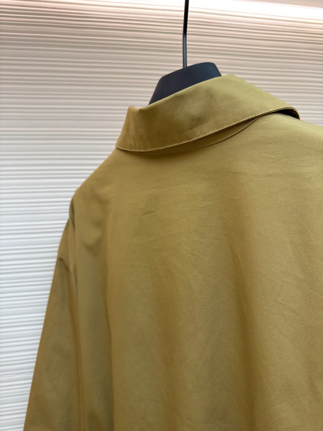 PRADA Embroidered Logo Zipper Executive Jacket ●Original version: Purchased and developed for 19300 ●Item number: 1680845-B60 ●Material: Xinjiang lamb cotton fabric ●Technology: embroidery production ●Version: fitted version ●Weight: about 740 grams ●Size: 46-48-50-52 ●Description: 32-count cotton yarn is dyed and woven. This cotton material is made of Xinjiang small white cotton, which is dyed 1:1 after the original custom weaving. The same fabric is matched with the same material and is custom-woven and dyed. The fabric took two months to make. The chest embroidery is made using an imported embroidery machine. The effect presents a three-dimensional visual sense, and each letter line is clear. The inner lining is decorated with hyacinths, dates are punched, the bags are opened, etc... The workmanship of the entire garment is close to 30%. The zipper is electroplated in bright white No. 5, with the brand's logo laser-engraved on the surface, and the buttons are made of natural resin. This cotton style features a relaxed style with a soft, lightweight silhouette. The overall wiring is straight and delicate, the fabric is comfortable and soft, and the color is consistent without color difference. It can be matched with the same style to create a fashionable look and control various occasions. Customized accessories, complete with three standards, same style for men and women!