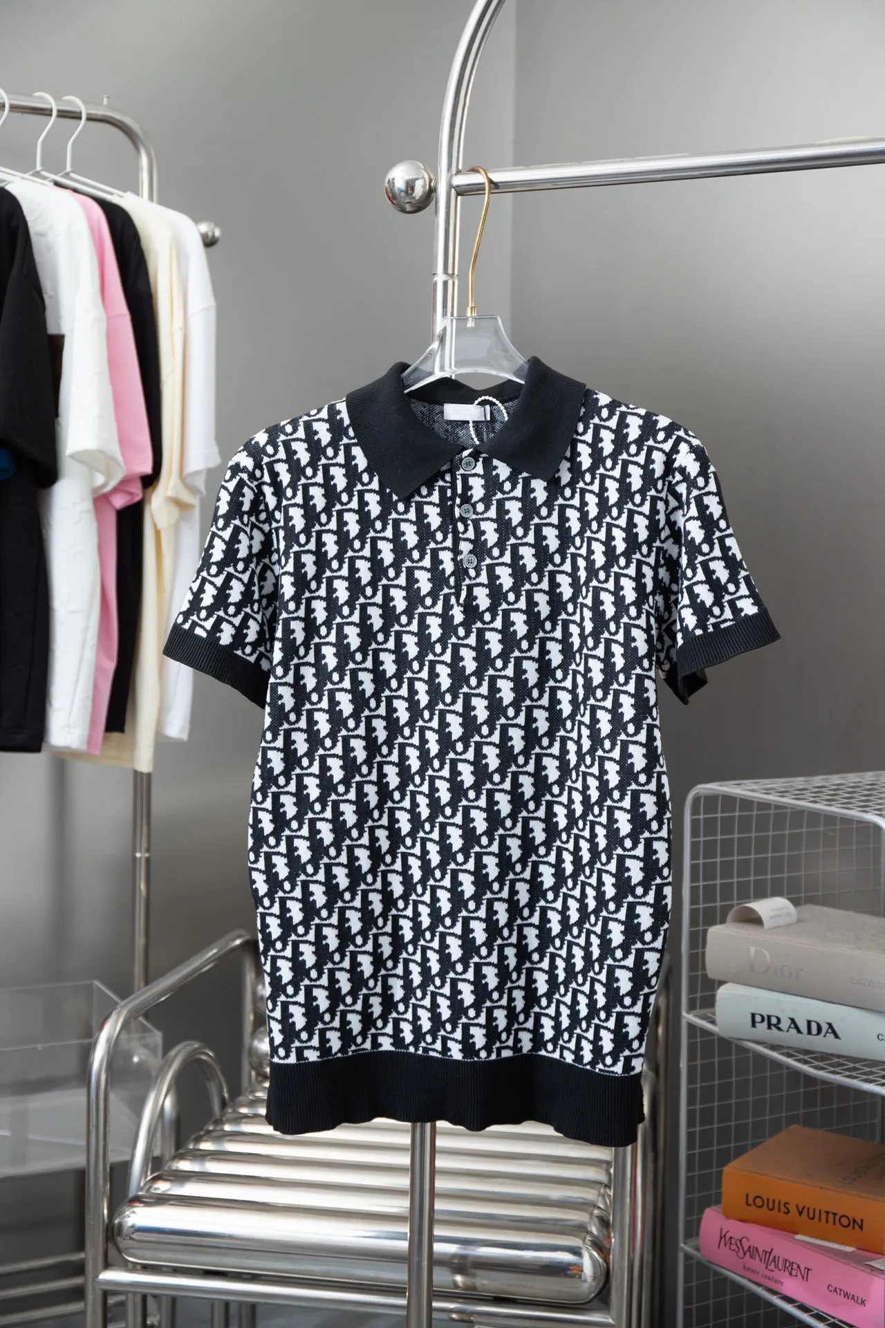 🅿️230 High quality 𝐷‍𝑜*25 new arrivals in early spring. Woolen T-shirt with three-dimensional logo all over. Slim fit, made of 100% cotton yarn🧵. The texture and skin-friendly feeling are excellent. The density is very high. It is a must-have summer item for everyone. S M L XL