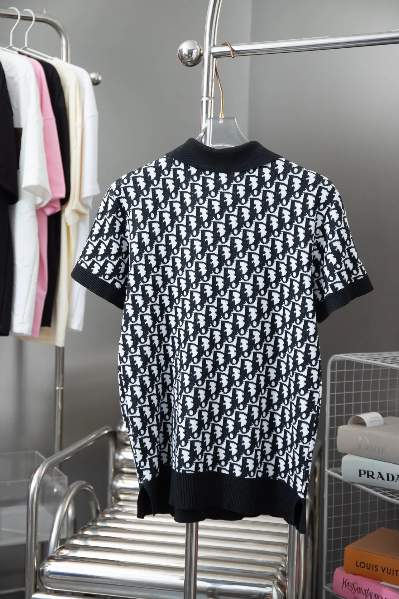 🅿️230 High quality 𝐷‍𝑜*25 new arrivals in early spring. Woolen T-shirt with three-dimensional logo all over. Slim fit, made of 100% cotton yarn🧵. The texture and skin-friendly feeling are excellent. The density is very high. It is a must-have summer item for everyone. S M L XL