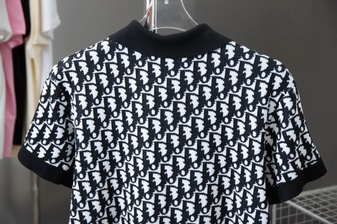 🅿️230 High quality 𝐷‍𝑜*25 new arrivals in early spring. Woolen T-shirt with three-dimensional logo all over. Slim fit, made of 100% cotton yarn🧵. The texture and skin-friendly feeling are excellent. The density is very high. It is a must-have summer item for everyone. S M L XL