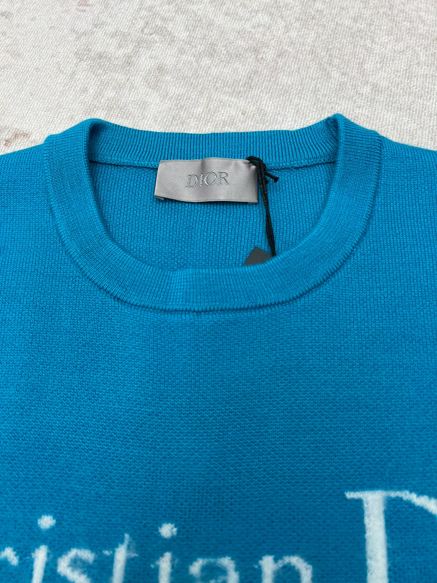 🅿️540 Dior's new knitted sweater is a new product in the 2024 winter men's wear series, decorated with a brushed Christian Dior Couture jacquard logo. Crafted from blue sheep's wool blend, it has a classic silhouette with a crew neck and ribbed details. The comfortable style will enhance any casual look. Size: S.M.L.XL.