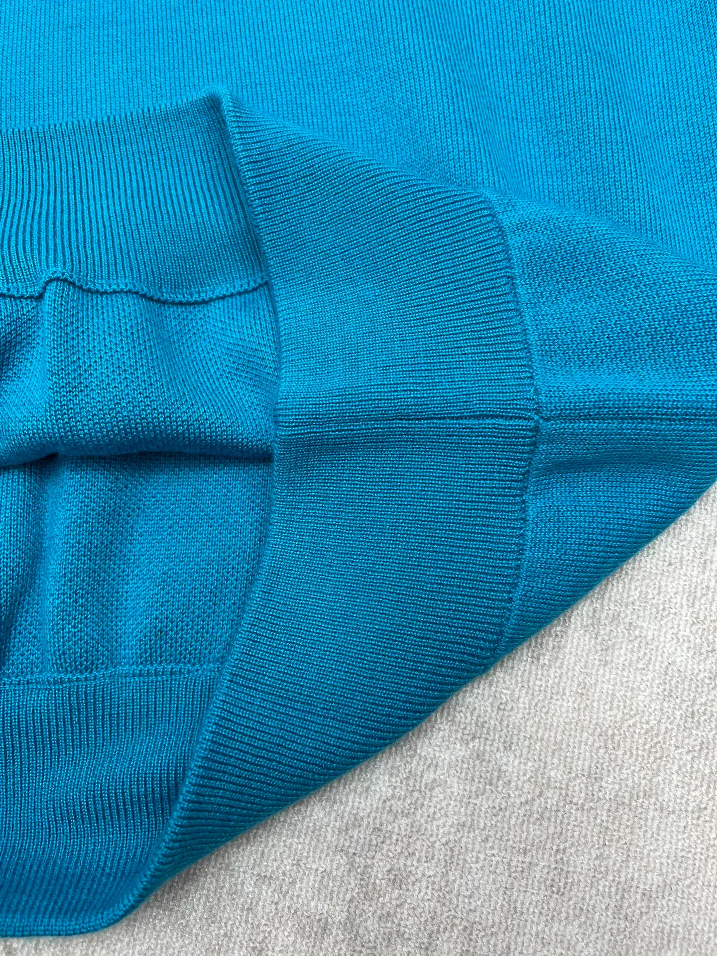 🅿️540 Dior's new knitted sweater is a new product in the 2024 winter men's wear series, decorated with a brushed Christian Dior Couture jacquard logo. Crafted from blue sheep's wool blend, it has a classic silhouette with a crew neck and ribbed details. The comfortable style will enhance any casual look. Size: S.M.L.XL.