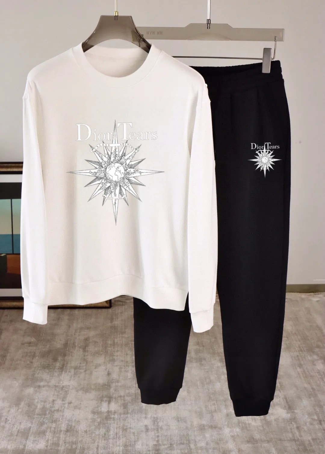 🅿️380 [DIOR Dior] (Fat Man’s Gospel) hot-selling suit is coming. Focus on the original version of the official website. 2025 new hot-selling sweatshirt suit. The original order is the best product. 🇭🇰The meticulous work of top designers is dedicated to a fitting and perfect upper body effect. All-natural high-quality Roman cotton 100%, close-fitting comfort, noble and elegant! Original hardware embodies elegance and nobility! Counter size: M-5XL (maximum wear up to 220 pounds)