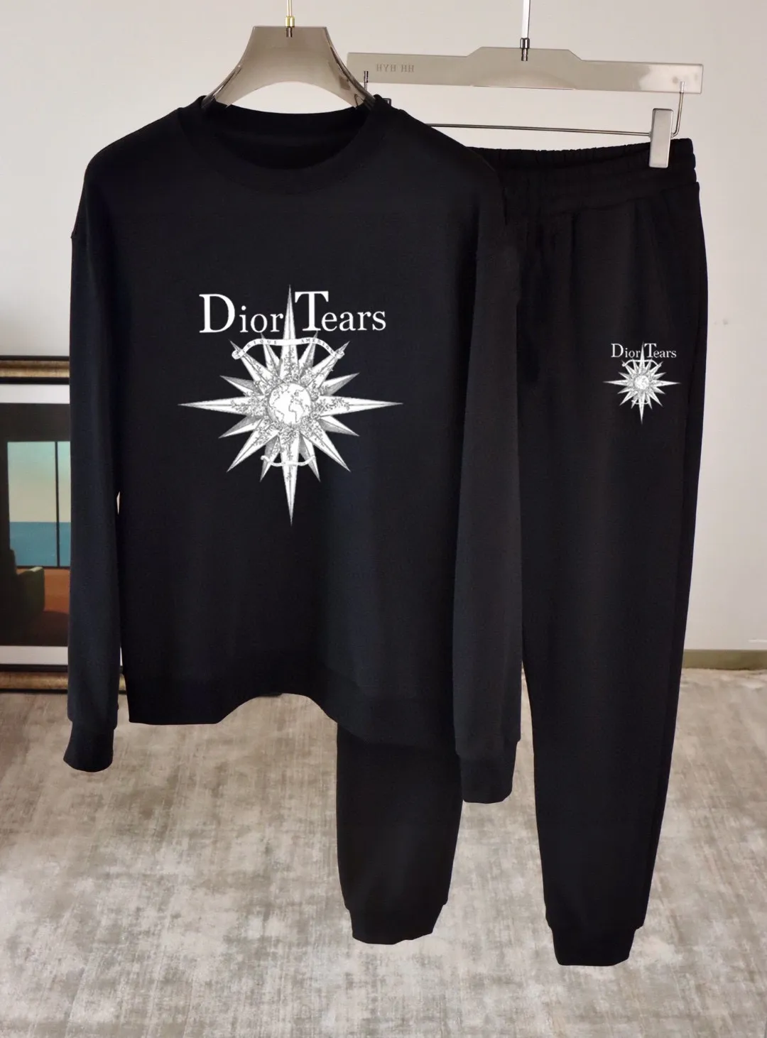 🅿️380 [DIOR Dior] (Fat Man’s Gospel) hot-selling suit is coming. Focus on the original version of the official website. 2025 new hot-selling sweatshirt suit. The original order is the best product. 🇭🇰The meticulous work of top designers is dedicated to a fitting and perfect upper body effect. All-natural high-quality Roman cotton 100%, close-fitting comfort, noble and elegant! Original hardware embodies elegance and nobility! Counter size: M-5XL (maximum wear up to 220 pounds)