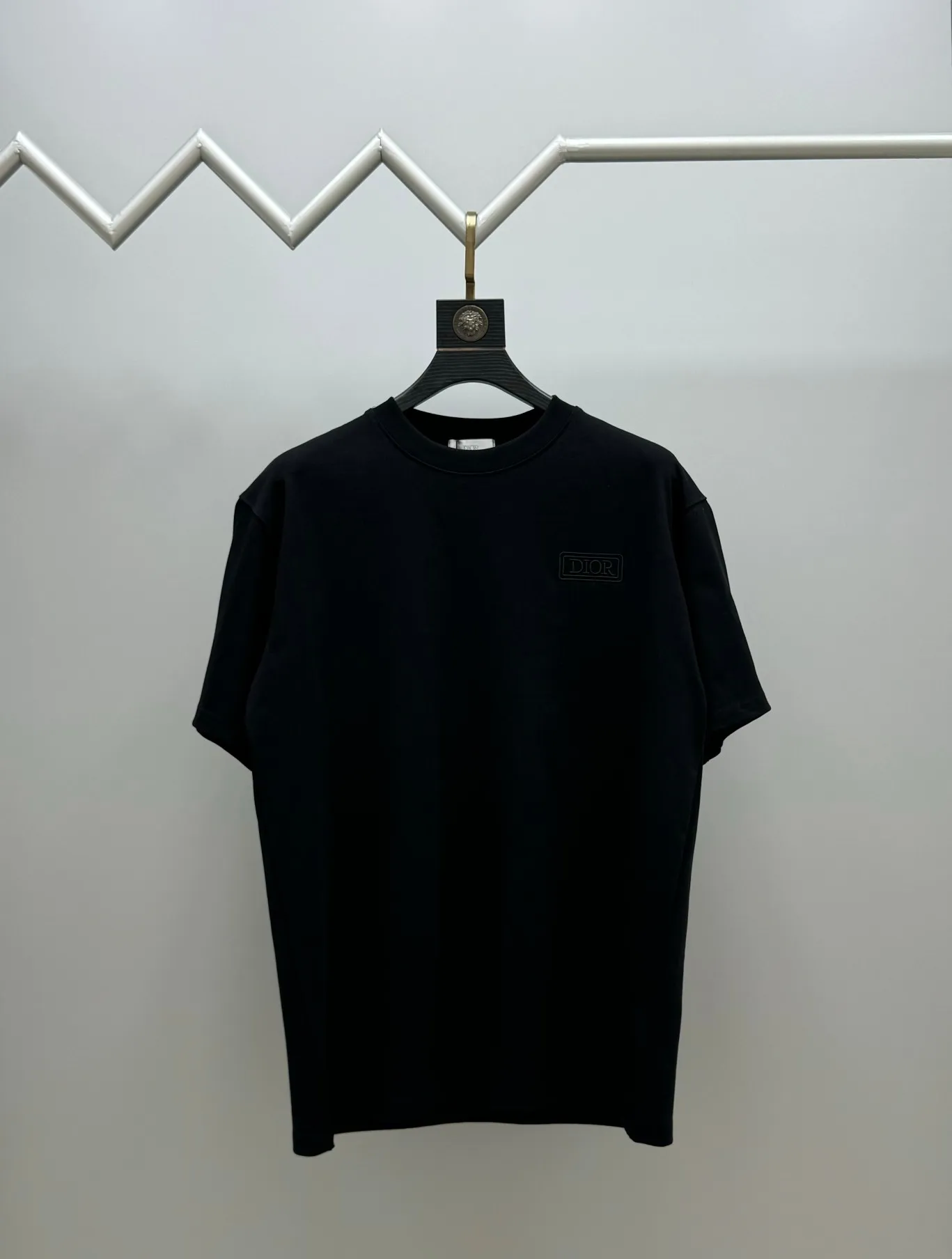 🅿️210 (top version, differentiated currency) will not be taken off the shelves all year round, sell with confidence. Style: Dior/DIO.R short-sleeved T-shirt. Fabric: 300g double yarn 100% cotton. Rib: 320g heavy Sorona 1*1 trendy brand. Craftsmanship: imported machine embroidered logo. Color: white black. Size: XS S M L. Gender-neutral. Same style for men and women.