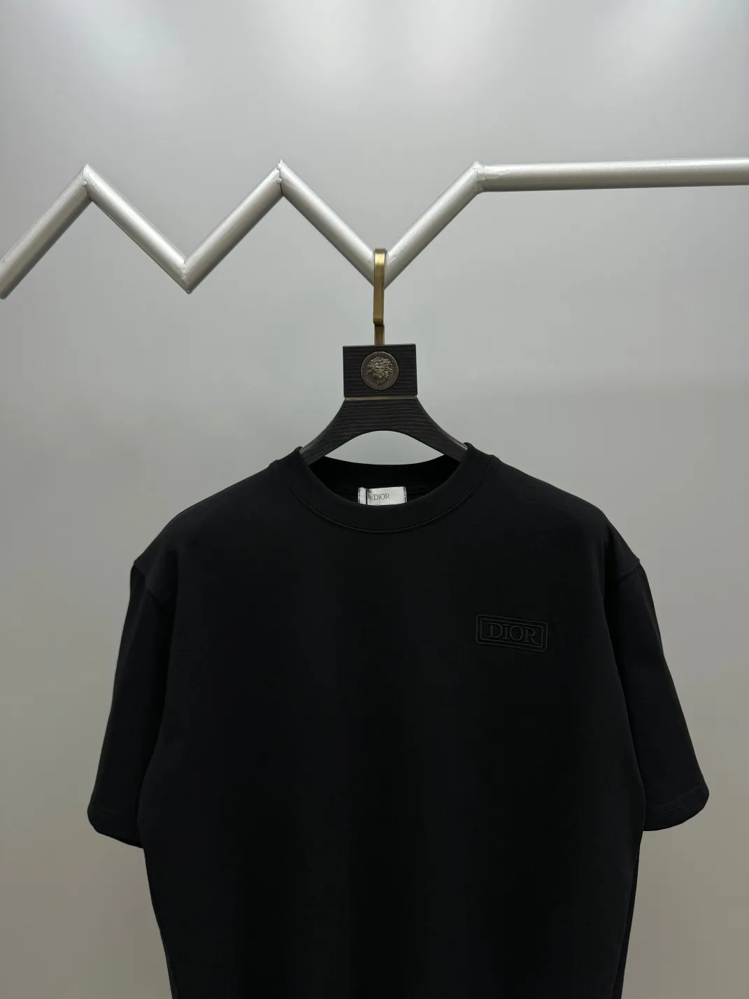 🅿️210 (top version, differentiated currency) will not be taken off the shelves all year round, sell with confidence. Style: Dior/DIO.R short-sleeved T-shirt. Fabric: 300g double yarn 100% cotton. Rib: 320g heavy Sorona 1*1 trendy brand. Craftsmanship: imported machine embroidered logo. Color: white black. Size: XS S M L. Gender-neutral. Same style for men and women.