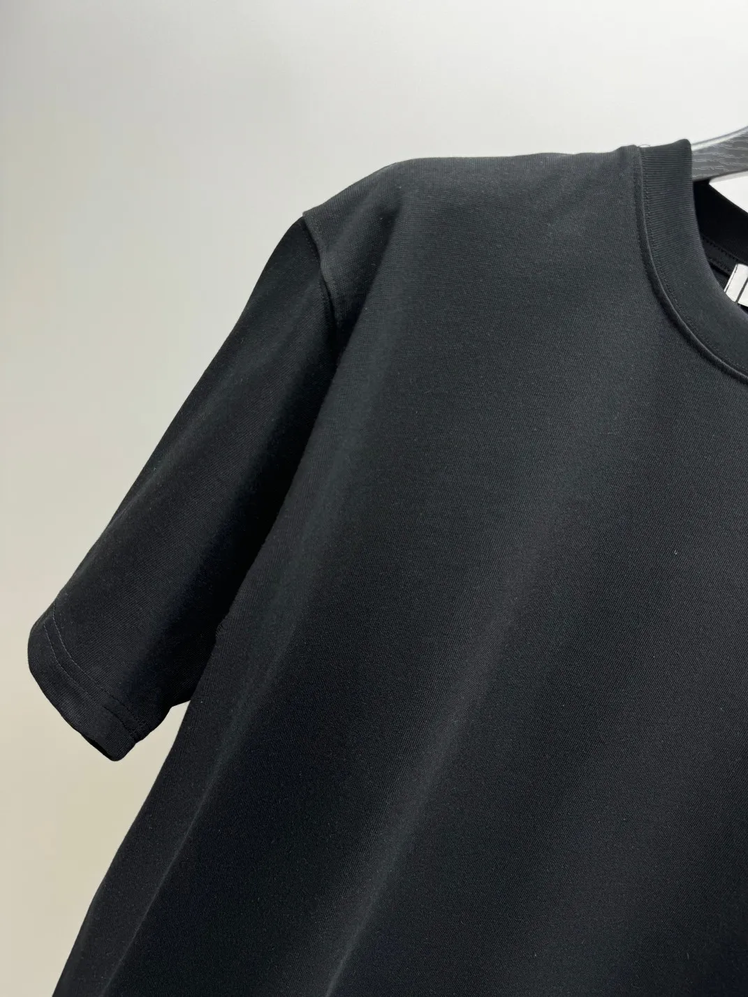 🅿️210 (top version, differentiated currency) will not be taken off the shelves all year round, sell with confidence. Style: Dior/DIO.R short-sleeved T-shirt. Fabric: 300g double yarn 100% cotton. Rib: 320g heavy Sorona 1*1 trendy brand. Craftsmanship: imported machine embroidered logo. Color: white black. Size: XS S M L. Gender-neutral. Same style for men and women.