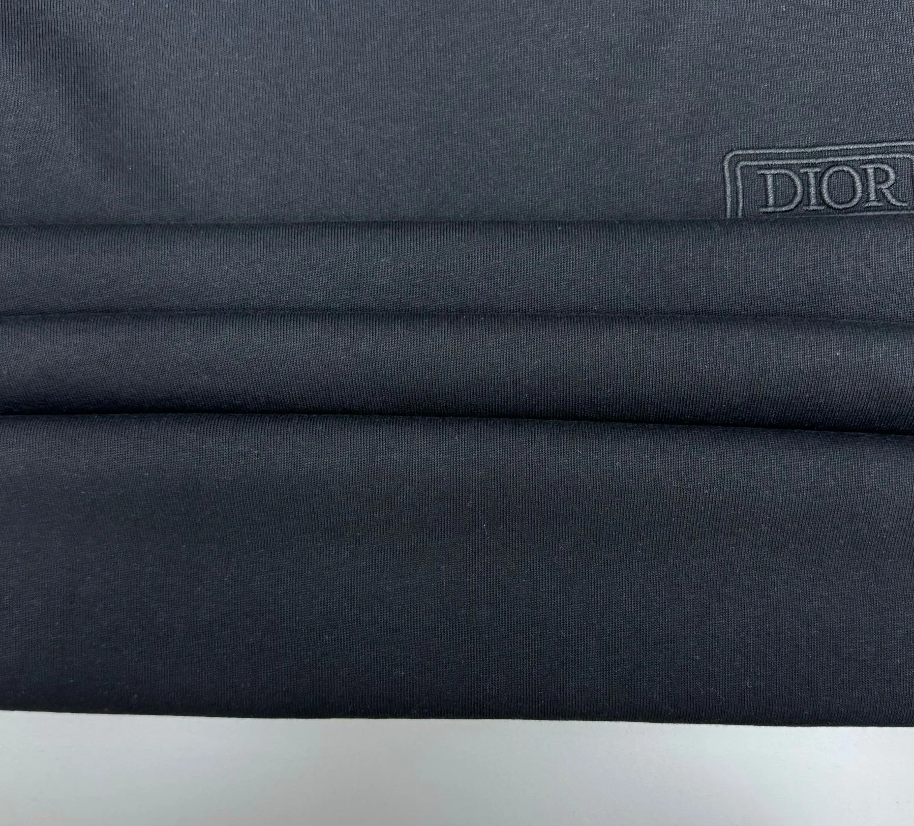 🅿️210 (top version, differentiated currency) will not be taken off the shelves all year round, sell with confidence. Style: Dior/DIO.R short-sleeved T-shirt. Fabric: 300g double yarn 100% cotton. Rib: 320g heavy Sorona 1*1 trendy brand. Craftsmanship: imported machine embroidered logo. Color: white black. Size: XS S M L. Gender-neutral. Same style for men and women.