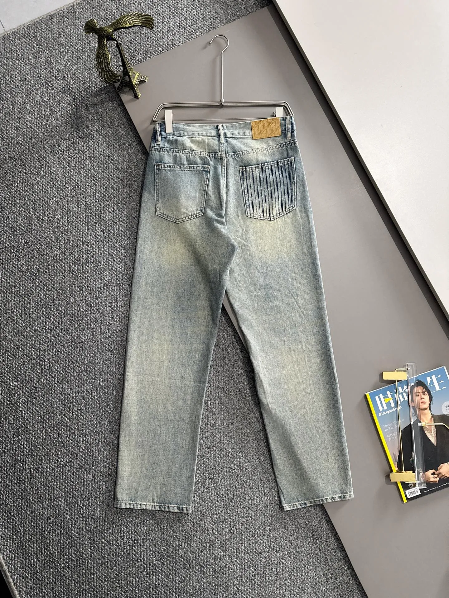 🅿️400 Dior 2025 summer loose wide-leg jeans and straight trousers, the trend in the trend! Many fashion bloggers control the upper body. The water is woven from imported Japanese Denim plain cotton denim fabric. It has three standards, is soft, delicate, comfortable and breathable. The color has a modern and fashionable vicissitudes. The upper body is versatile and fashionable! Light luxury, a must-have item for daily commuting! Code number: 28-40 (please state your height and weight when placing an order)