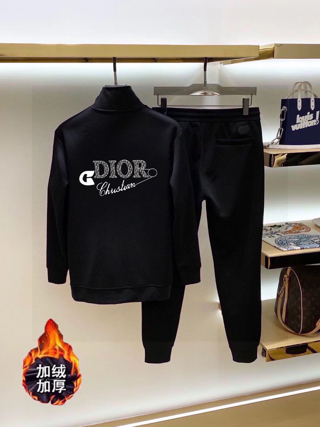🅿️460 brand [DIOR Dior] (velvet and thickened) 2025 autumn and winter new product, celebrities' favorite fashion-flavored casual suit, clean and neat tailoring, full of urban style. Made of high-quality customized fabrics, the inner warmth is excellent, the hand feels soft and dry, and the upper body effect is crisp and stylish. The three-dimensional cutting process and the pattern are all of high standards, and the silhouette version has the right benefits! It is not tight at all, and you feel good when you put it on. So many top-quality raw materials create high-end products with unparalleled value. It is the first choice for high-end fashion people. (Size: M-4XL can wear up to 200 pounds)