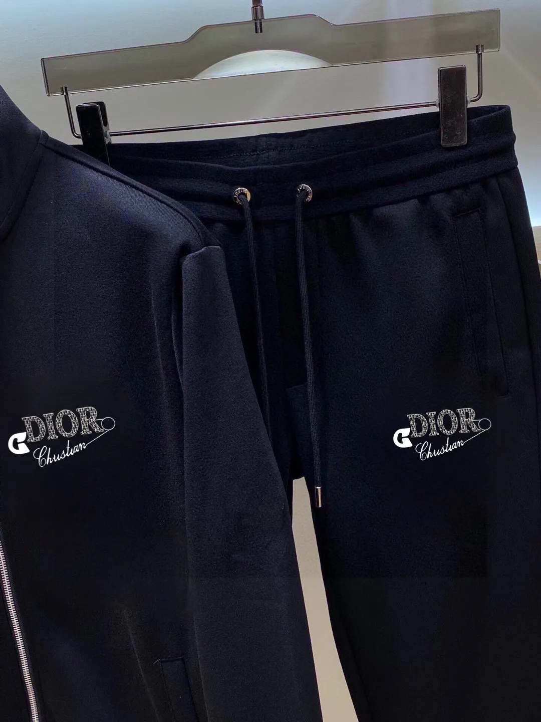 🅿️460 brand [DIOR Dior] (velvet and thickened) 2025 autumn and winter new product, celebrities' favorite fashion-flavored casual suit, clean and neat tailoring, full of urban style. Made of high-quality customized fabrics, the inner warmth is excellent, the hand feels soft and dry, and the upper body effect is crisp and stylish. The three-dimensional cutting process and the pattern are all of high standards, and the silhouette version has the right benefits! It is not tight at all, and you feel good when you put it on. So many top-quality raw materials create high-end products with unparalleled value. It is the first choice for high-end fashion people. (Size: M-4XL can wear up to 200 pounds)