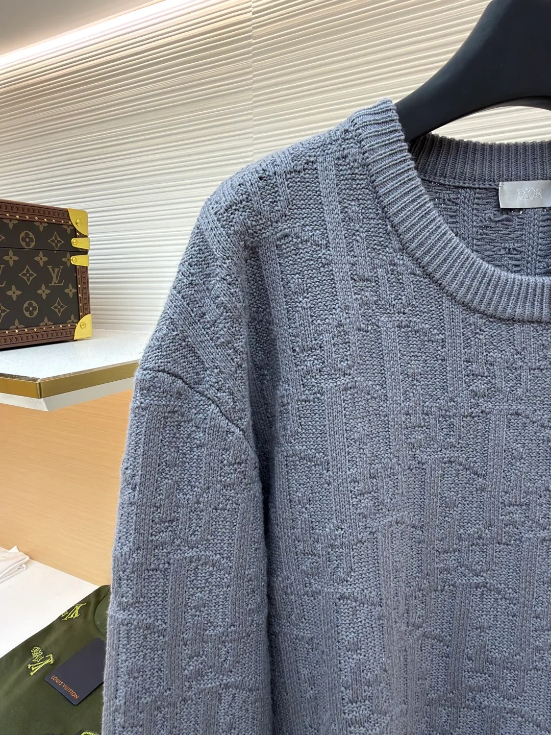 Dior dark pattern crew neck sweater ●Original version: 18,000 purchased and developed ●Item number: 1681043-B40 ●Fabric: high elastic blended yarn fabric ●Technology: jacquard production ●Version: fitted version ●Weight: about 740 grams ●Size: XS-S-M-L ●Description: The letter pattern above is counted by hand according to the stitch-by-stitch details of the original version. It is knitted using an [Imported German 7-needle machine]. Each piece of clothing is knitted [taking 270 minutes]. Finally, the keyhole cuff is sewn using [purely hand-made stitching]. The production cycle for a large batch of goods requires at least 20 days. The overall wiring is straight and delicate, the fabric is comfortable and soft, and the color is consistent without color difference. It can be matched with the same style to create a fashionable look and control various occasions. Customized accessories, complete with three standards, same style for men and women!