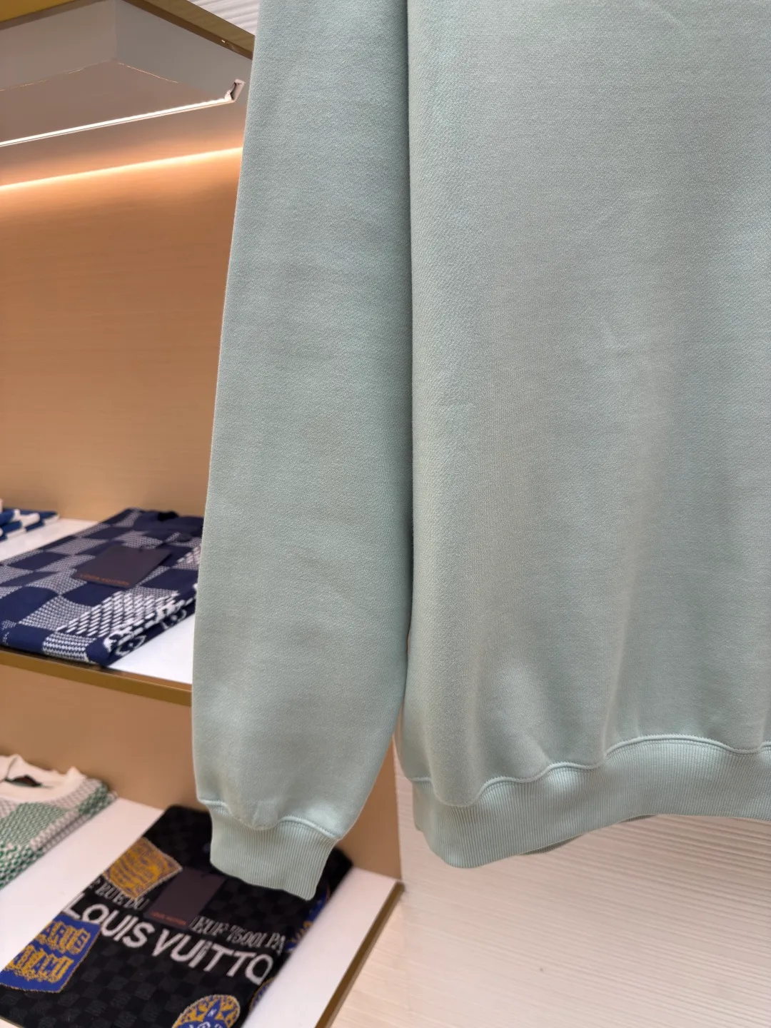 DIOR logo embroidered long-sleeved sweatshirt ●Item number: 1680340-A65 ●Material: pure cotton fabric ●Technology: embroidery production ●Version: loose fit ●Weight: about 515 grams ●Size: S-M-L-XL ●Description: Made of customized cotton fabric, with classic high-density logo embroidery on the chest and velvet design on the inside. It can be matched with bottoms of the same season to create a fashionable look. It can be worn inside or outside to suit various occasions. Customized accessories, complete with three labels, same style for men and women!