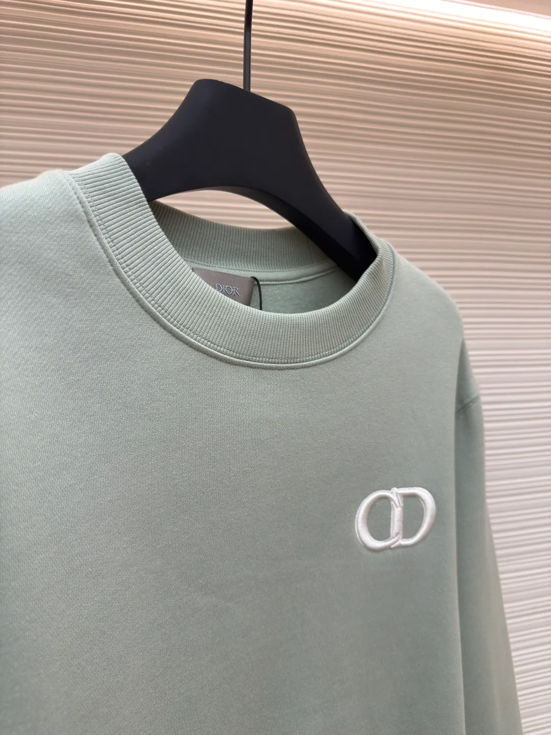 DIOR logo embroidered long-sleeved sweatshirt ●Item number: 1680340-A65 ●Material: pure cotton fabric ●Technology: embroidery production ●Version: loose fit ●Weight: about 515 grams ●Size: S-M-L-XL ●Description: Made of customized cotton fabric, with classic high-density logo embroidery on the chest and velvet design on the inside. It can be matched with bottoms of the same season to create a fashionable look. It can be worn inside or outside to suit various occasions. Customized accessories, complete with three labels, same style for men and women!