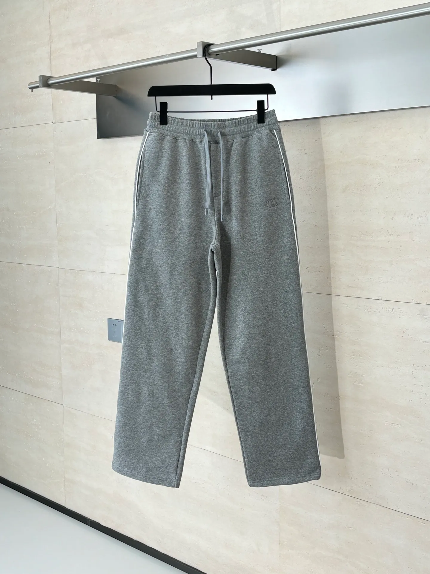 🅿️470 Dio*/Dior CD embroidered logo side webbing casual trousers are made of 380g terry fleece fabric, and the fabric is made of long yarn Pima cotton original custom pattern gray. The thread adopts 2*2 double yarn thread, and the thread is made of pure yarn. It can fix the fabric at high temperature and not deform after long-term wear. The embroidery uses internal double-needle embroidery method, and the reverse side is embroidered to create a seam effect.  Size：S/M/L/XL