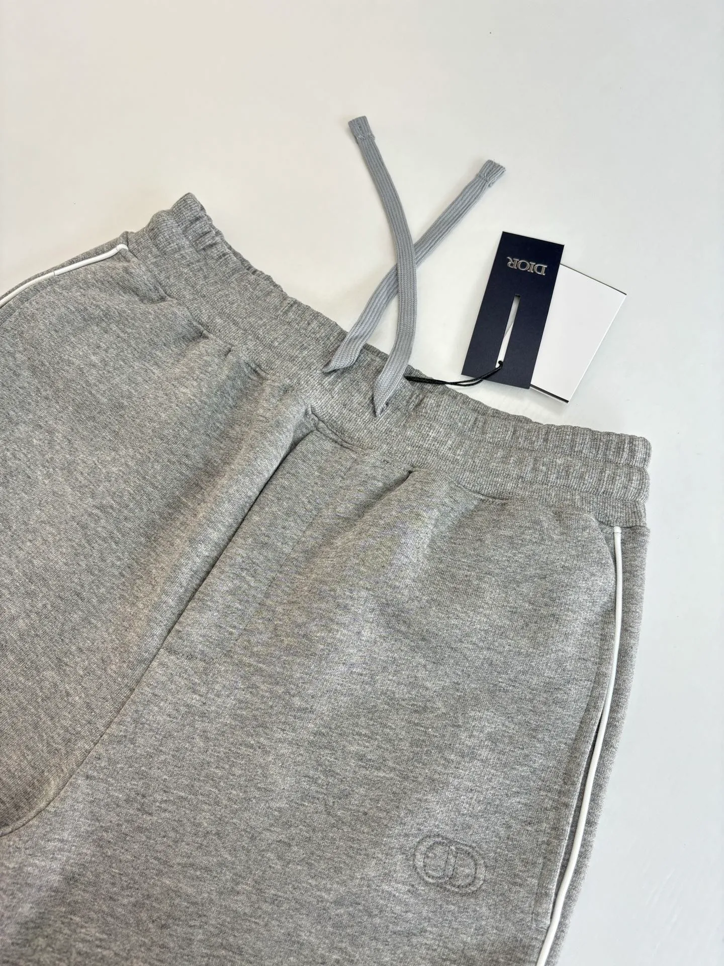 🅿️470 Dio*/Dior CD embroidered logo side webbing casual trousers are made of 380g terry fleece fabric, and the fabric is made of long yarn Pima cotton original custom pattern gray. The thread adopts 2*2 double yarn thread, and the thread is made of pure yarn. It can fix the fabric at high temperature and not deform after long-term wear. The embroidery uses internal double-needle embroidery method, and the reverse side is embroidered to create a seam effect.  Size：S/M/L/XL