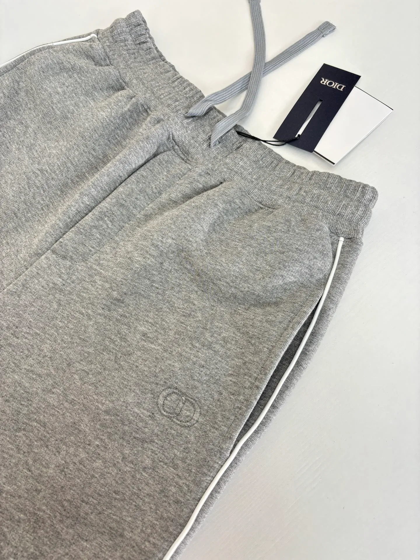 🅿️470 Dio*/Dior CD embroidered logo side webbing casual trousers are made of 380g terry fleece fabric, and the fabric is made of long yarn Pima cotton original custom pattern gray. The thread adopts 2*2 double yarn thread, and the thread is made of pure yarn. It can fix the fabric at high temperature and not deform after long-term wear. The embroidery uses internal double-needle embroidery method, and the reverse side is embroidered to create a seam effect.  Size：S/M/L/XL