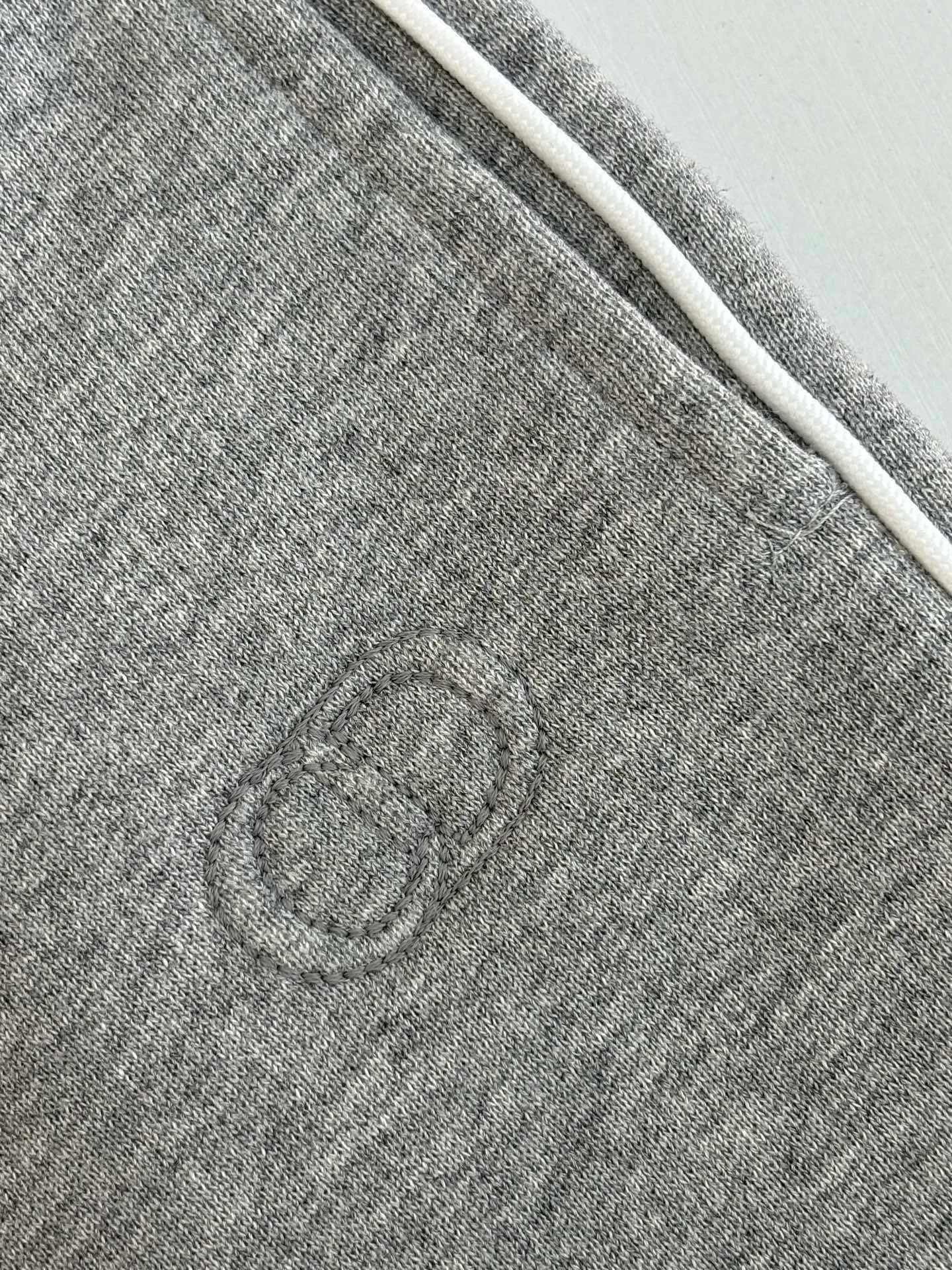 🅿️470 Dio*/Dior CD embroidered logo side webbing casual trousers are made of 380g terry fleece fabric, and the fabric is made of long yarn Pima cotton original custom pattern gray. The thread adopts 2*2 double yarn thread, and the thread is made of pure yarn. It can fix the fabric at high temperature and not deform after long-term wear. The embroidery uses internal double-needle embroidery method, and the reverse side is embroidered to create a seam effect.  Size：S/M/L/XL